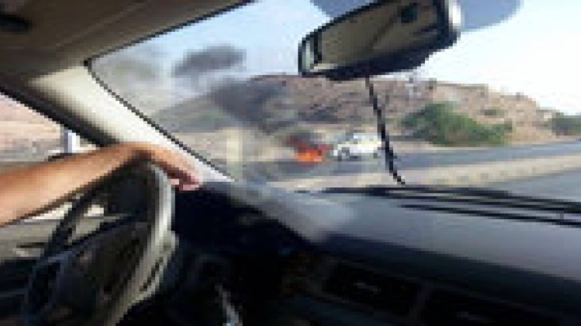 احتراق سيارة نجدة على" العدسية" : والامن يوقف حركة السير .. صور