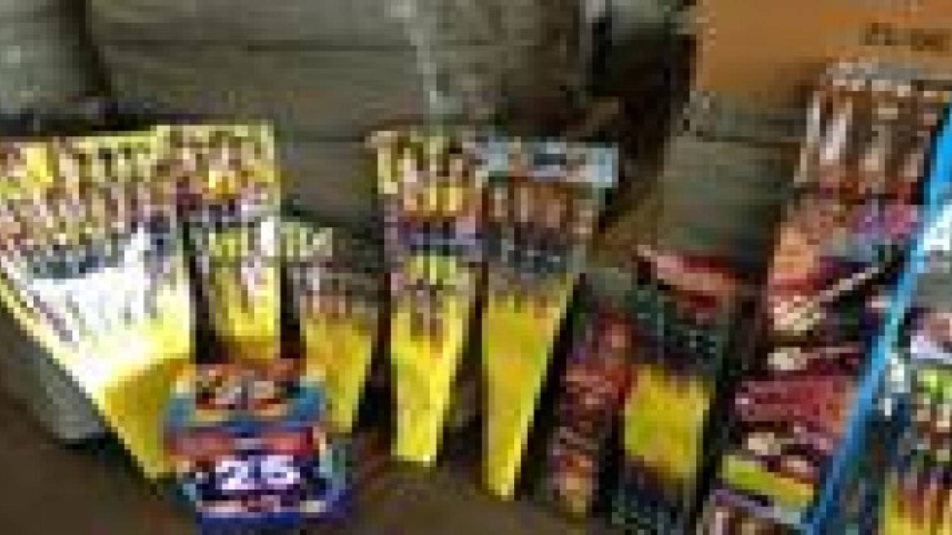 حملة أمنية لمكافحة بسطات الألعاب النارية والأسلحة البيضاء