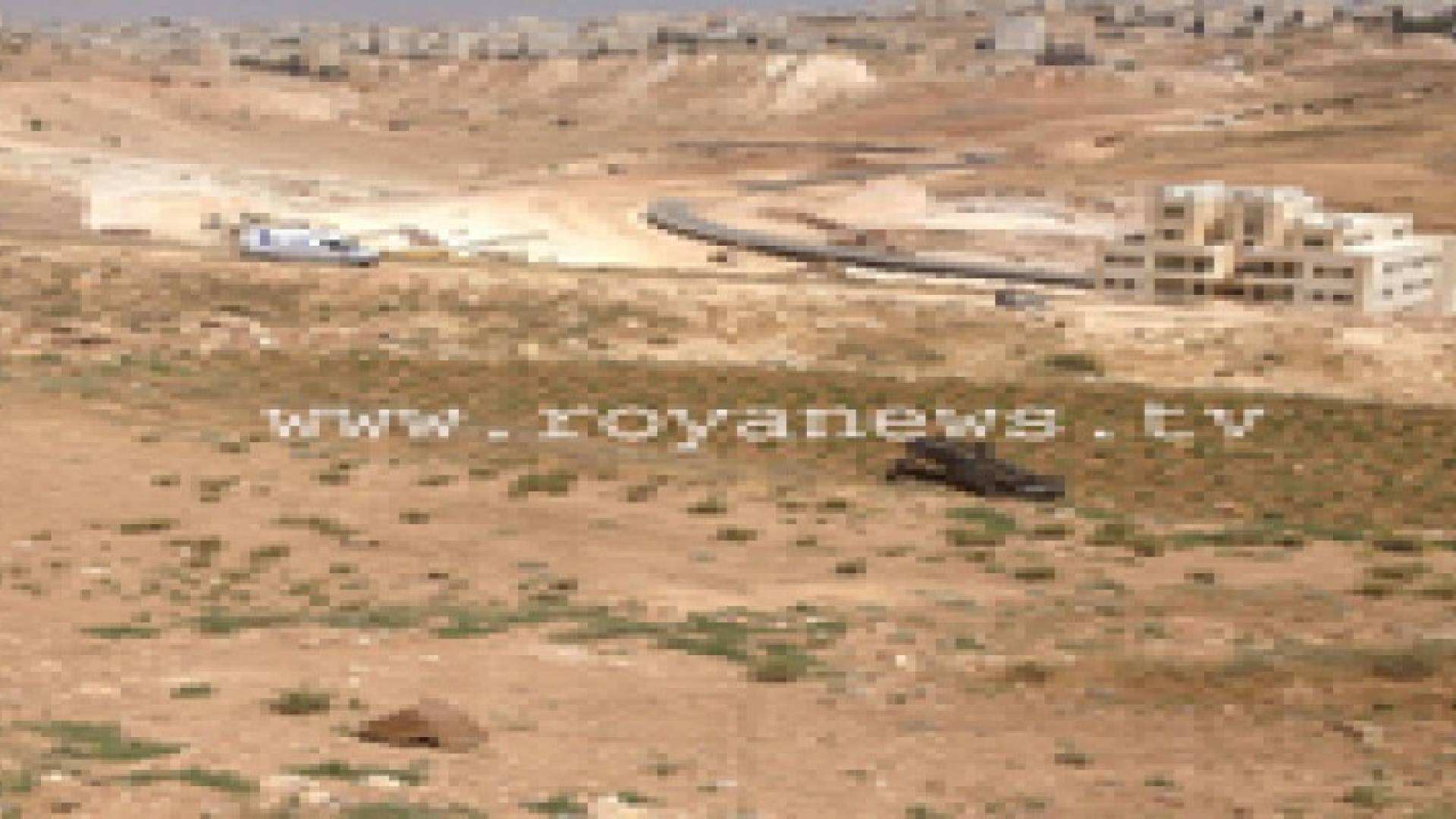 السرعة الزائدة تسبب تدهور سيارة في وادي عبدون .. صور