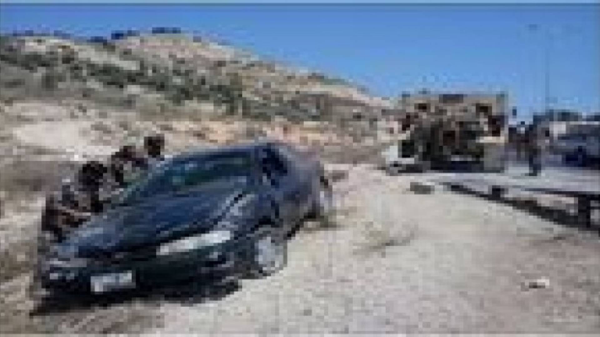 القوات المسلحة تنتشل مركبة مواطن تدهورت في احد اودية اربد
