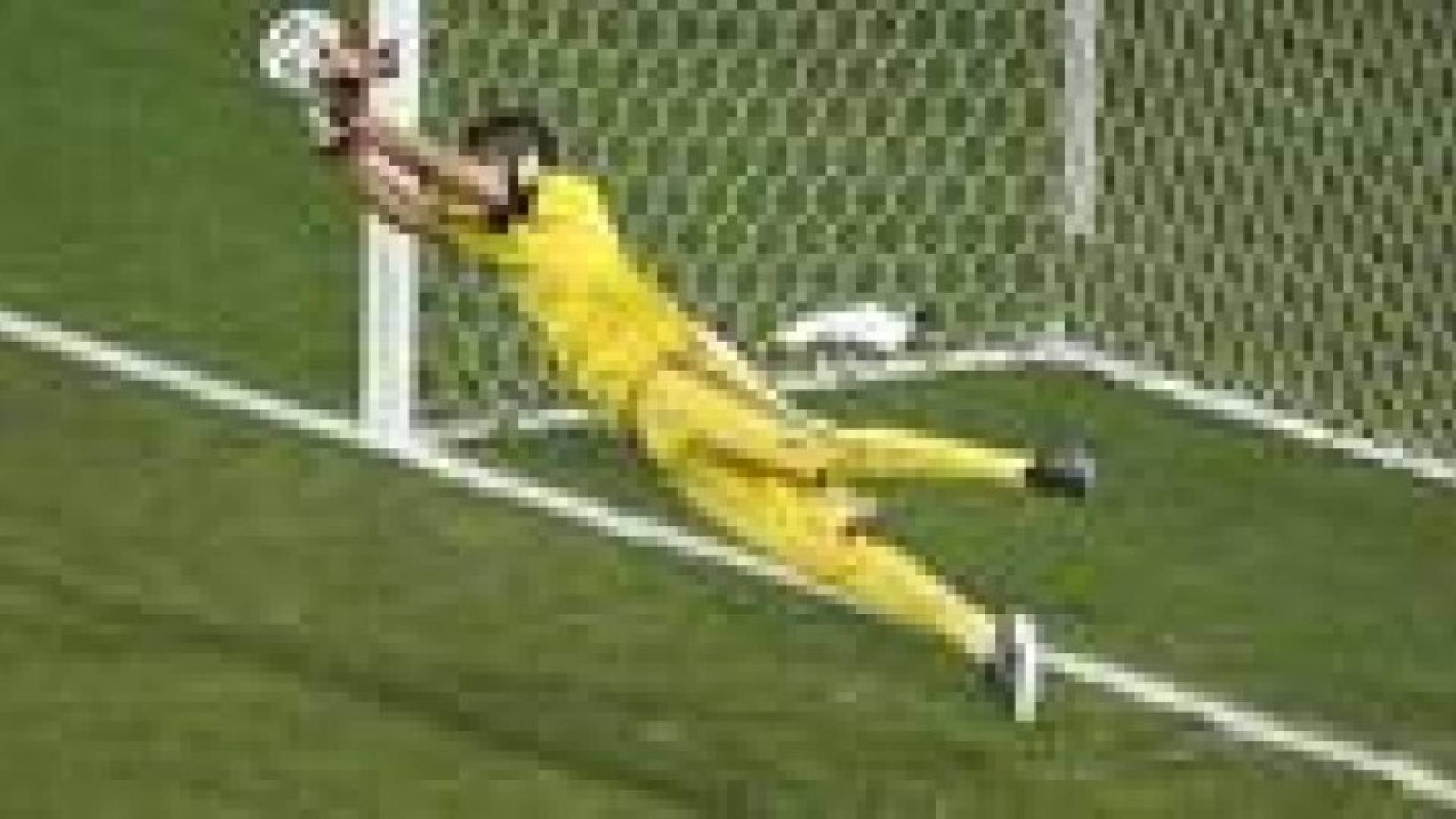 حارس الارجنتين استخدم "السحر" في التصدي لركلات الترجيح ! .. فيديو