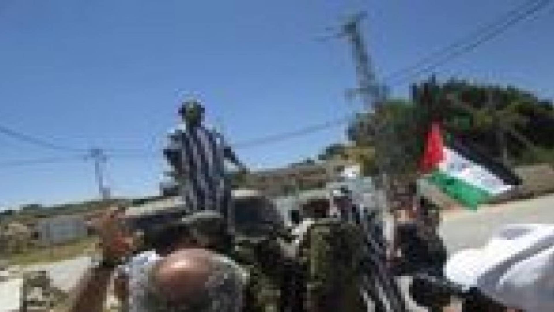 الاحتلال يقمع مسيرة تضامنية  مع قطاع غزة..صور