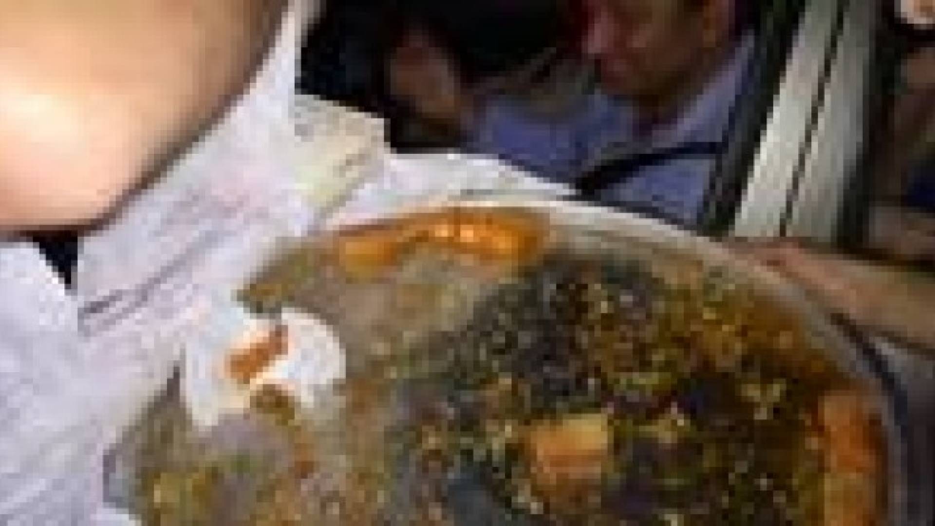 توزيع حلوى في عمان ابتهاجا بقصف تل أبيب .. صور