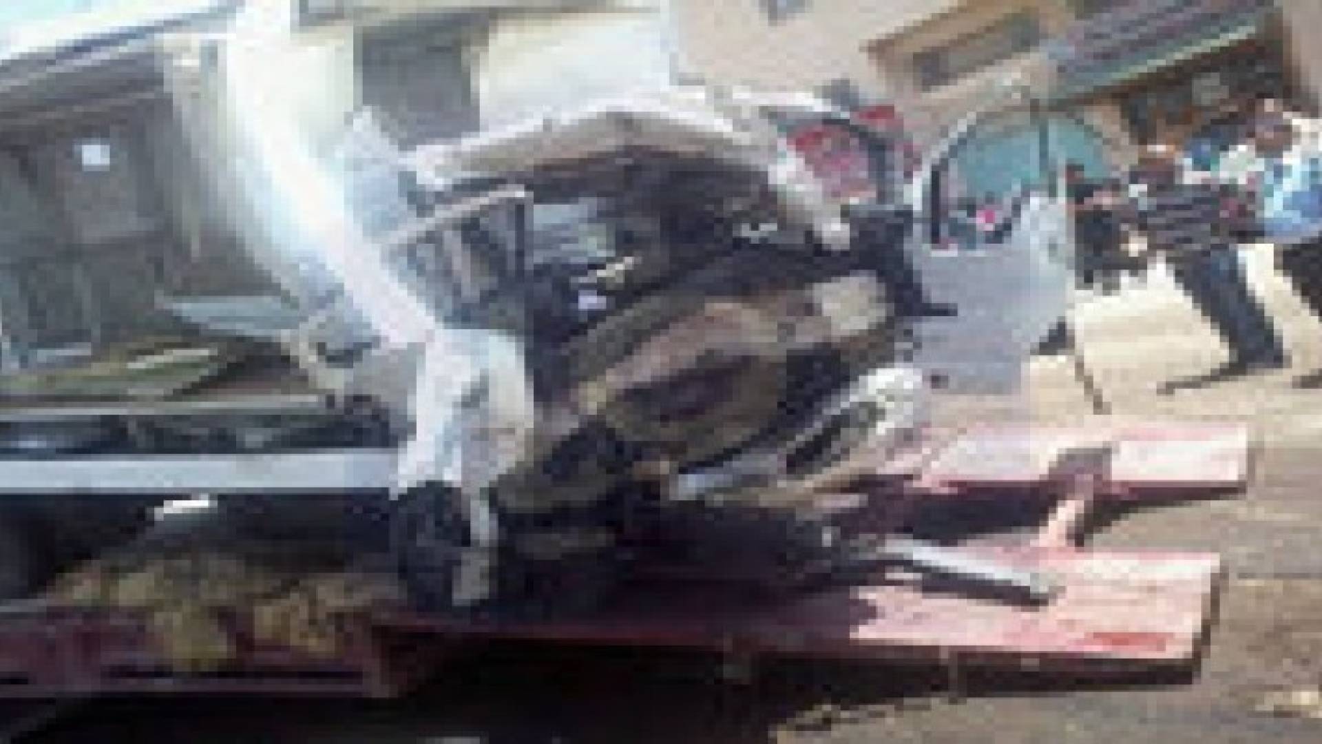 5 وفيات و13 اصابة في حادث تصادم بين مركبات وعربة نقل سجناء .. صور