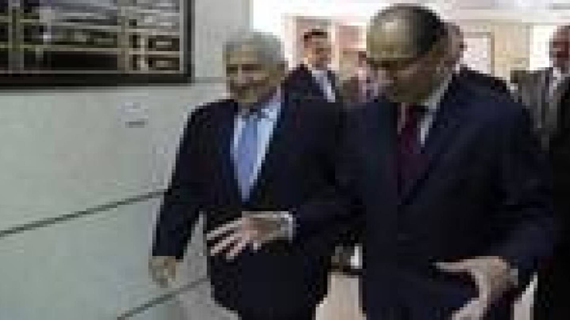 رئيس الوزراء يترأس اجتماعا في وزارة التخطيط .. صور