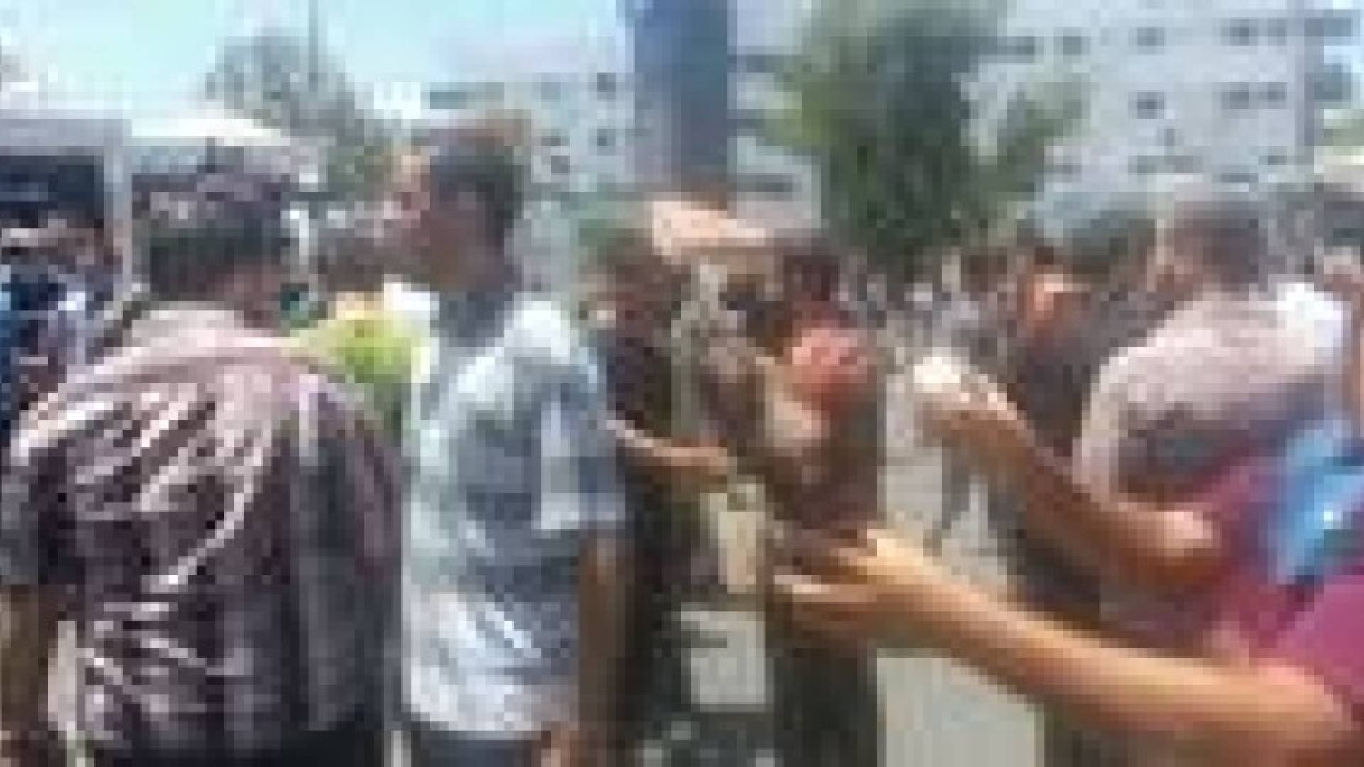 رشق وزير الصحة الفلسطيني بالبيض والحجارة في غزة .. صور