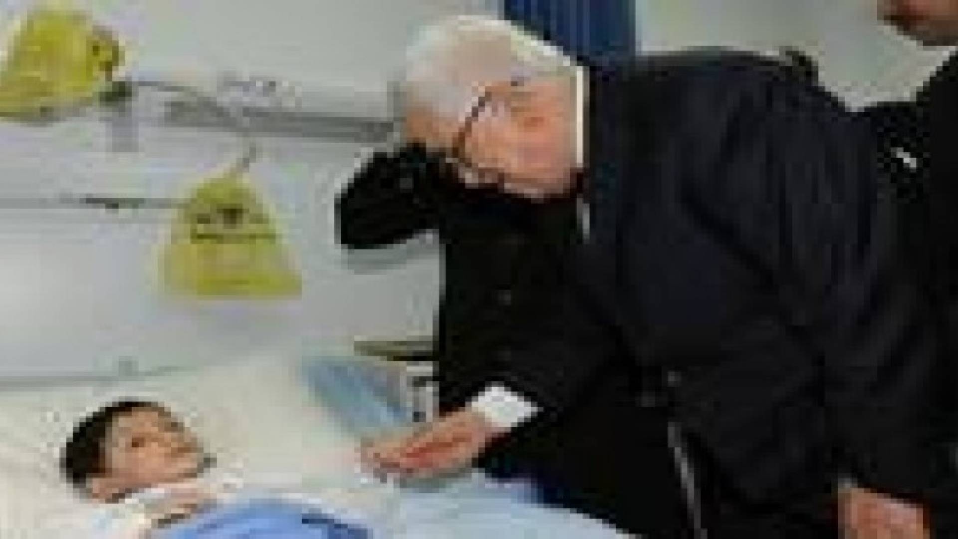 محمود عباس يتفقد جرحى العدوان على غزة في عمان .. صور