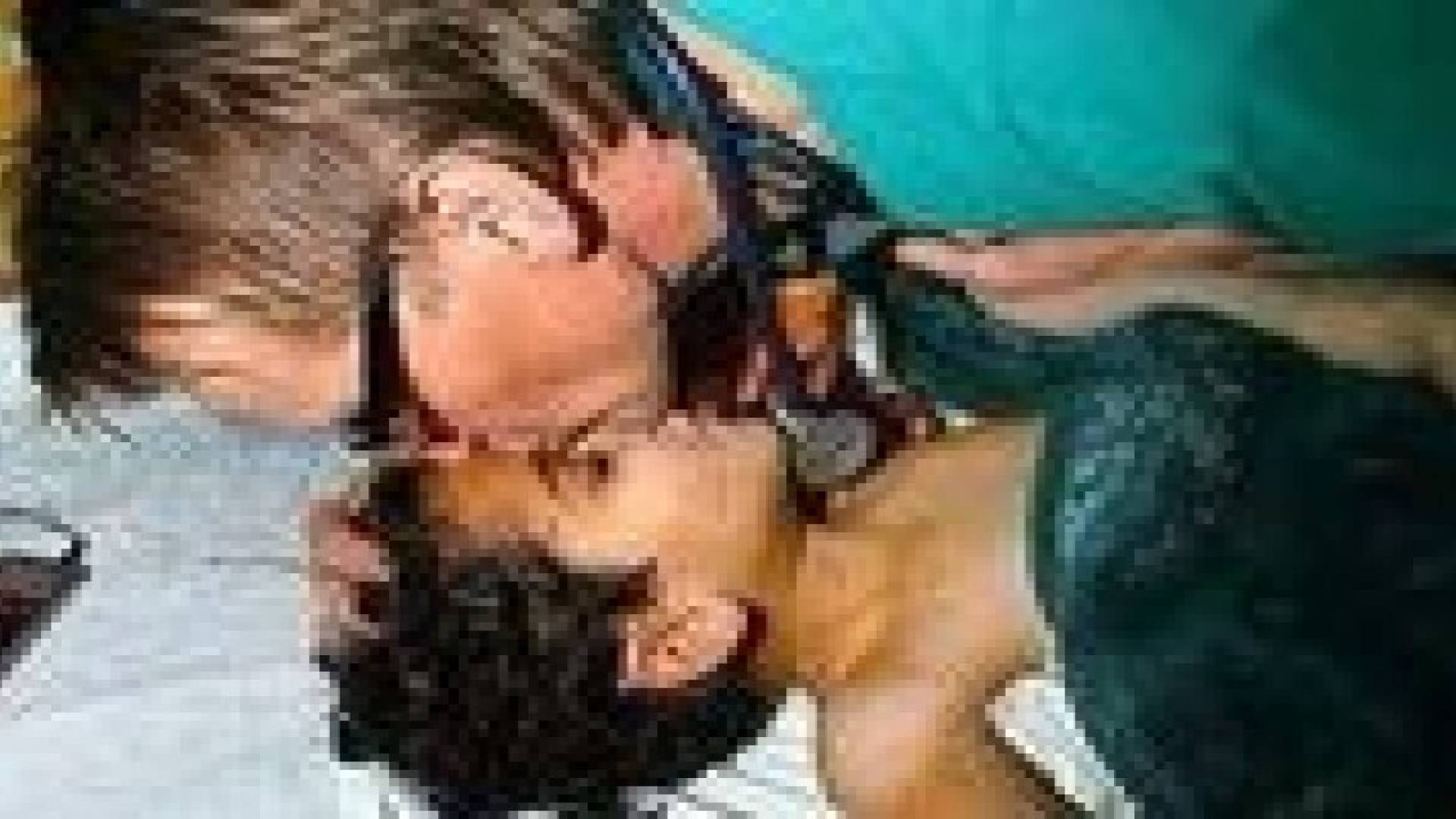 الطبيب النرويجي " جيلبرت " يقبل رأس طفل شهيد في غزة .. صورة