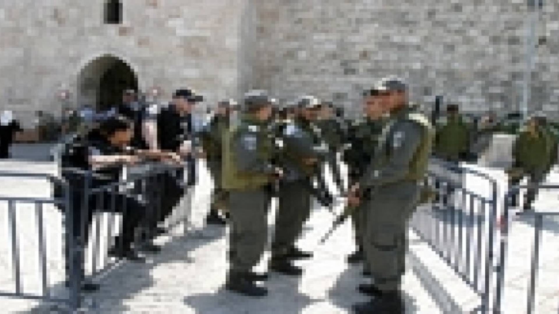 الاحتلال يمنع الفلسطينيين من الصلاة في الأقصى في الجمعة الثالثة من رمضان