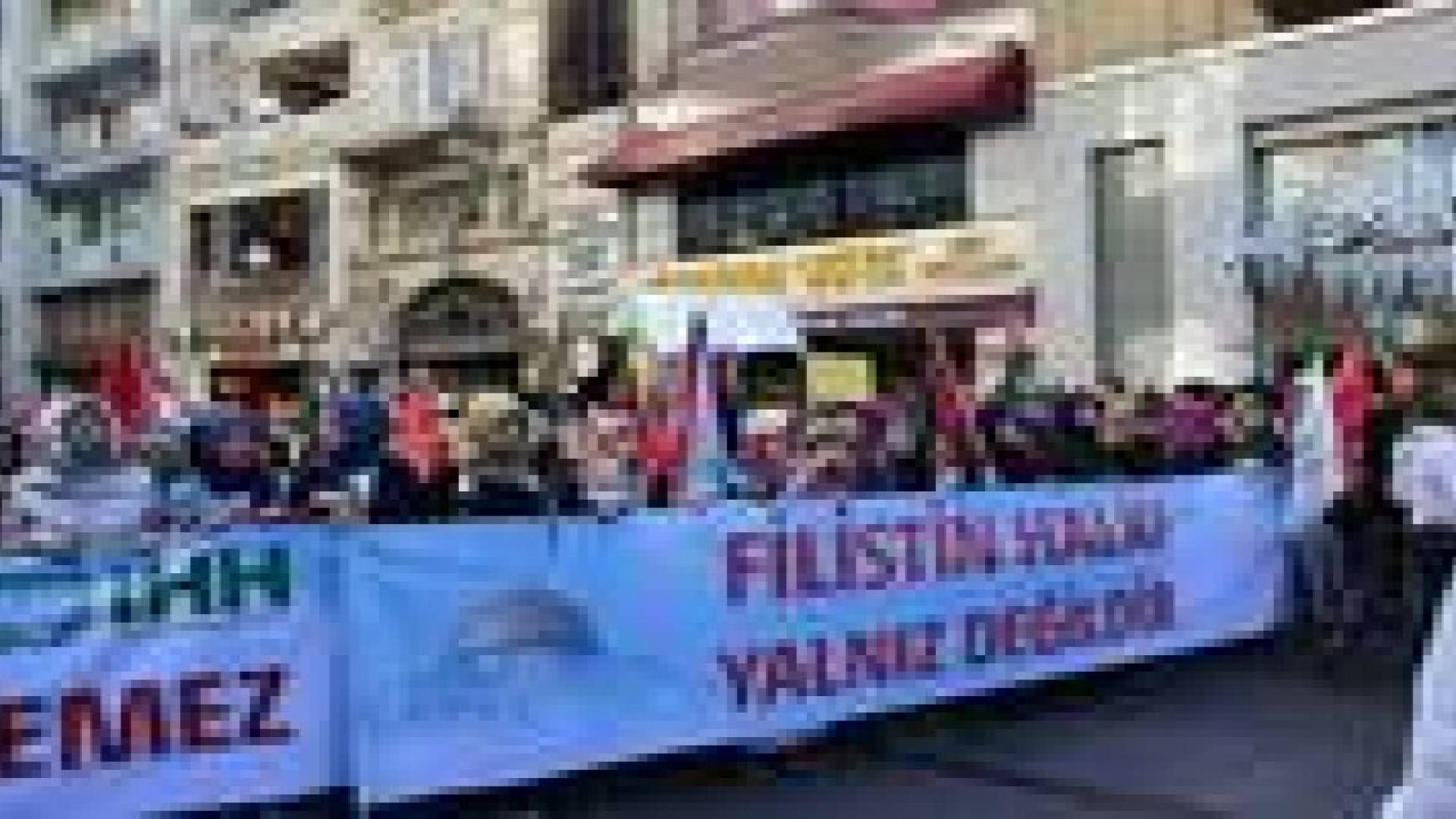 الآلاف يتظاهرون وسط اسطنبول تضامنا مع غزة