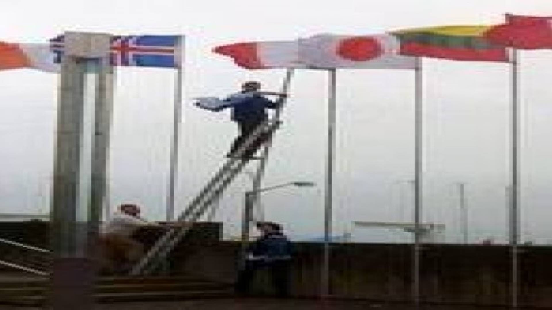 نشطاء ايرلنديون يزيلون علم الاحتلال من مجموعة اعلام دولية في مدينة دبلن