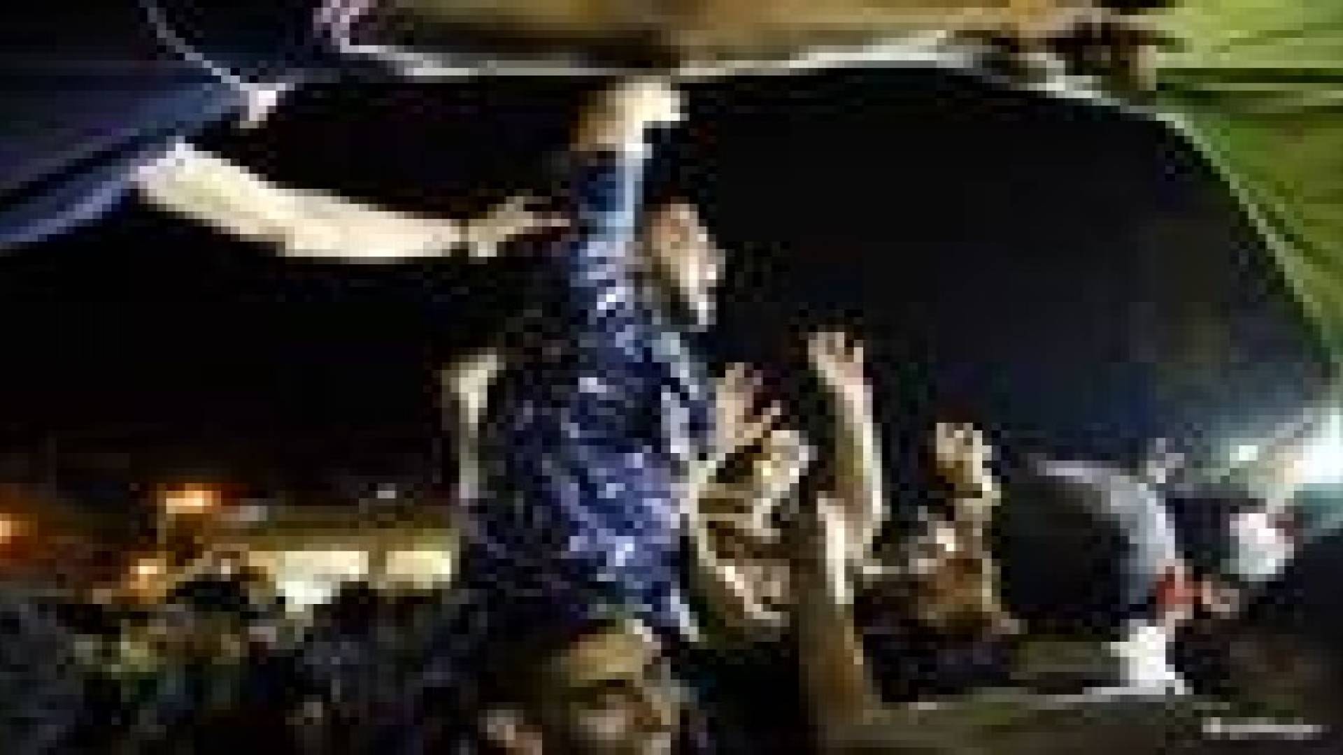 الفلسطينيون يعبرون عن فرحتهم بأسر الجندي الإسرئيلي بتوزيع الحلوى والتكبير