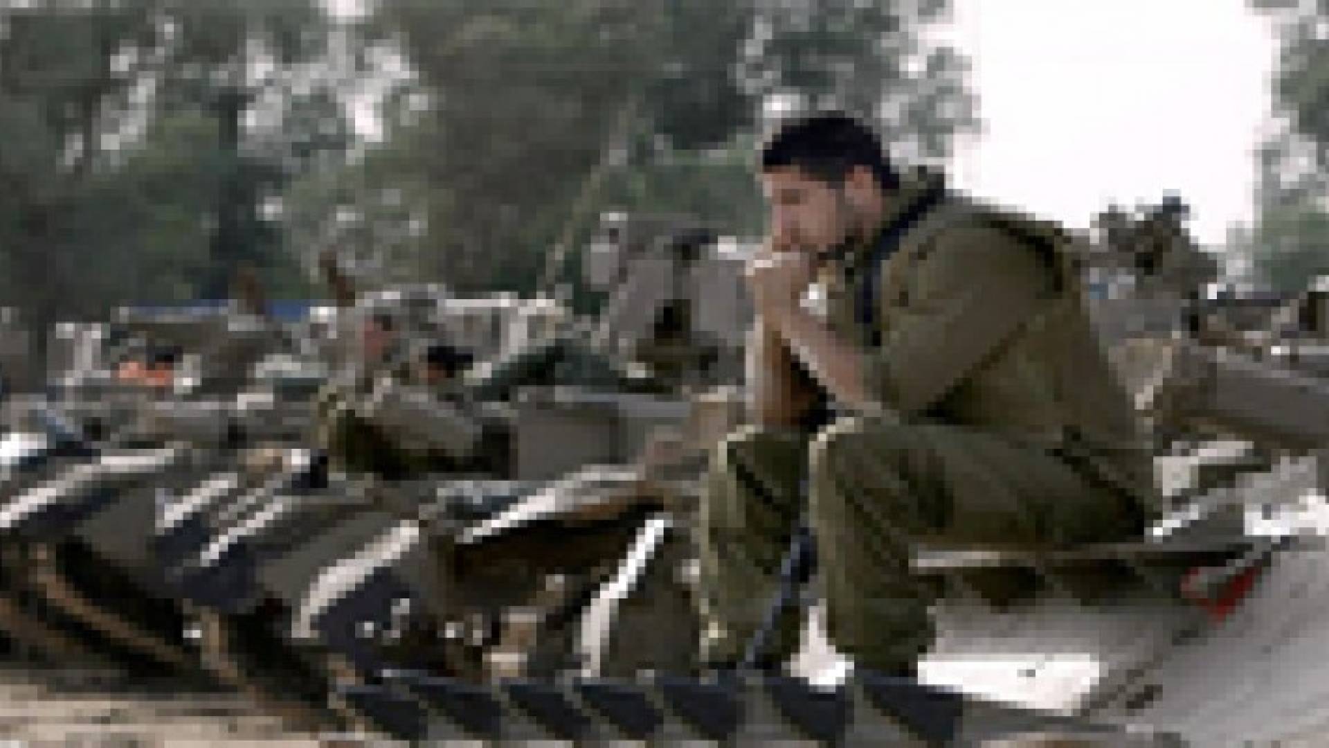 جنود الاحتلال يطلقون النار على انفسهم خشية الذهاب الى غزة