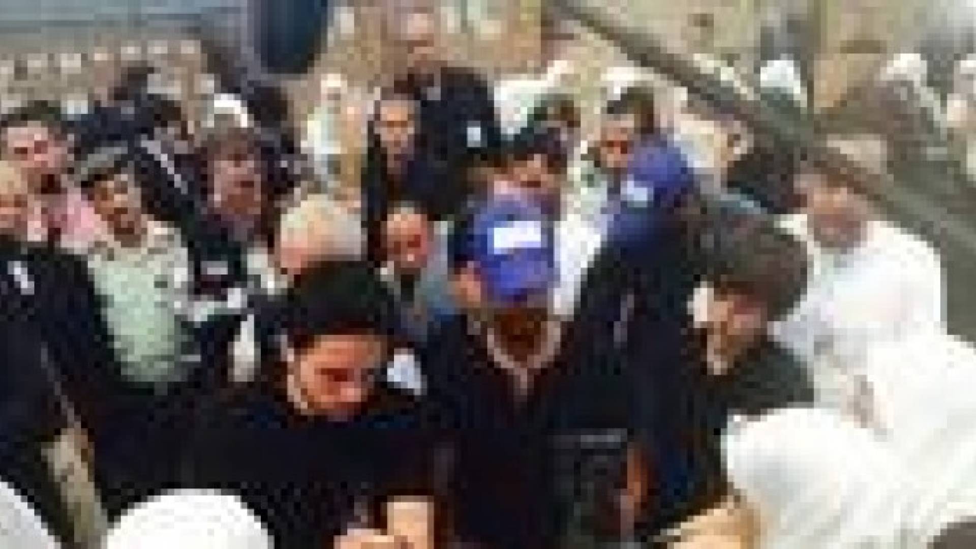 ولي العهد يشارك في تعبئة طرود الخير المتوجه لغزة