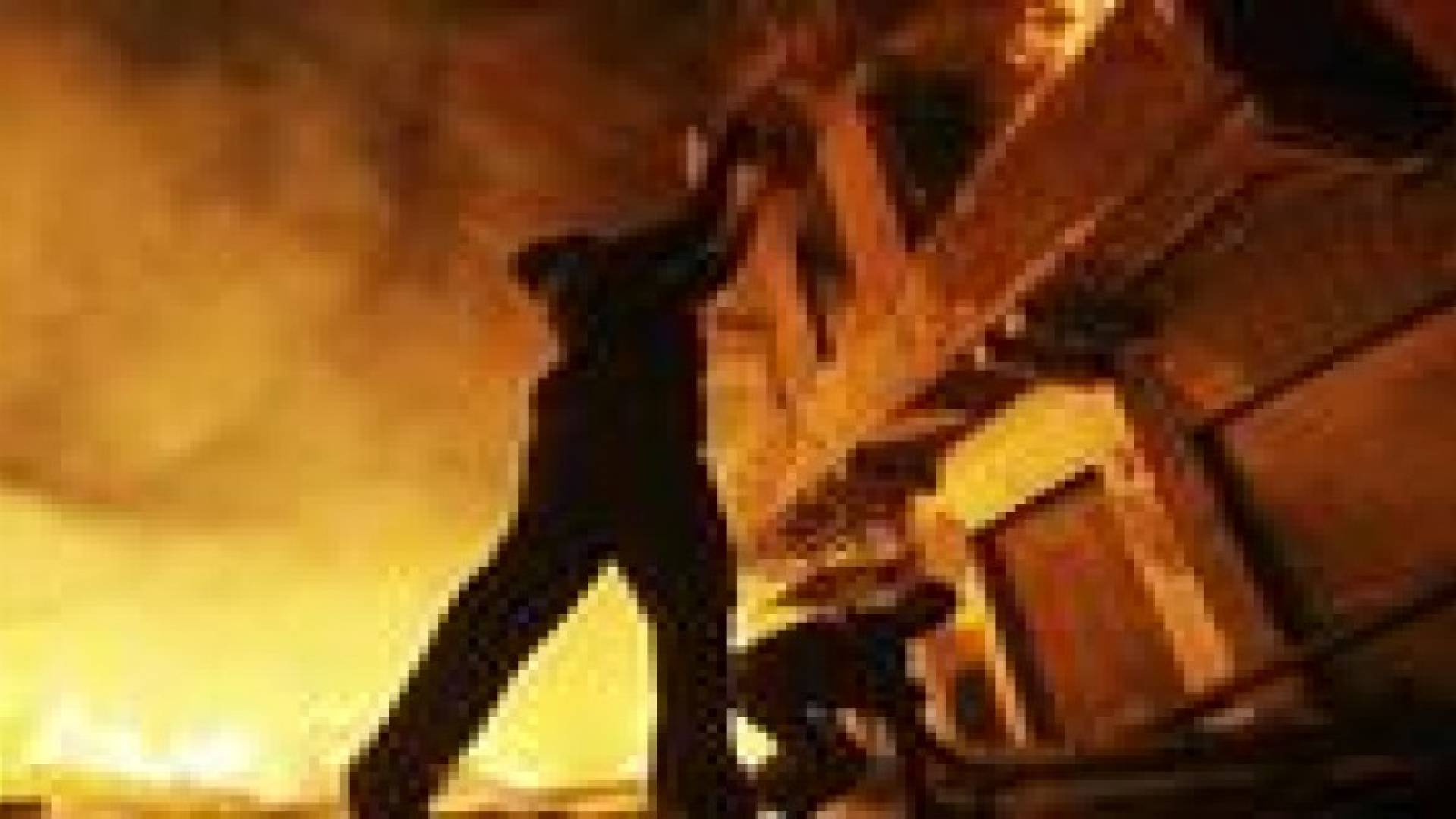 شبان يحرقون منزلا في الجوفة .. تفاصيل