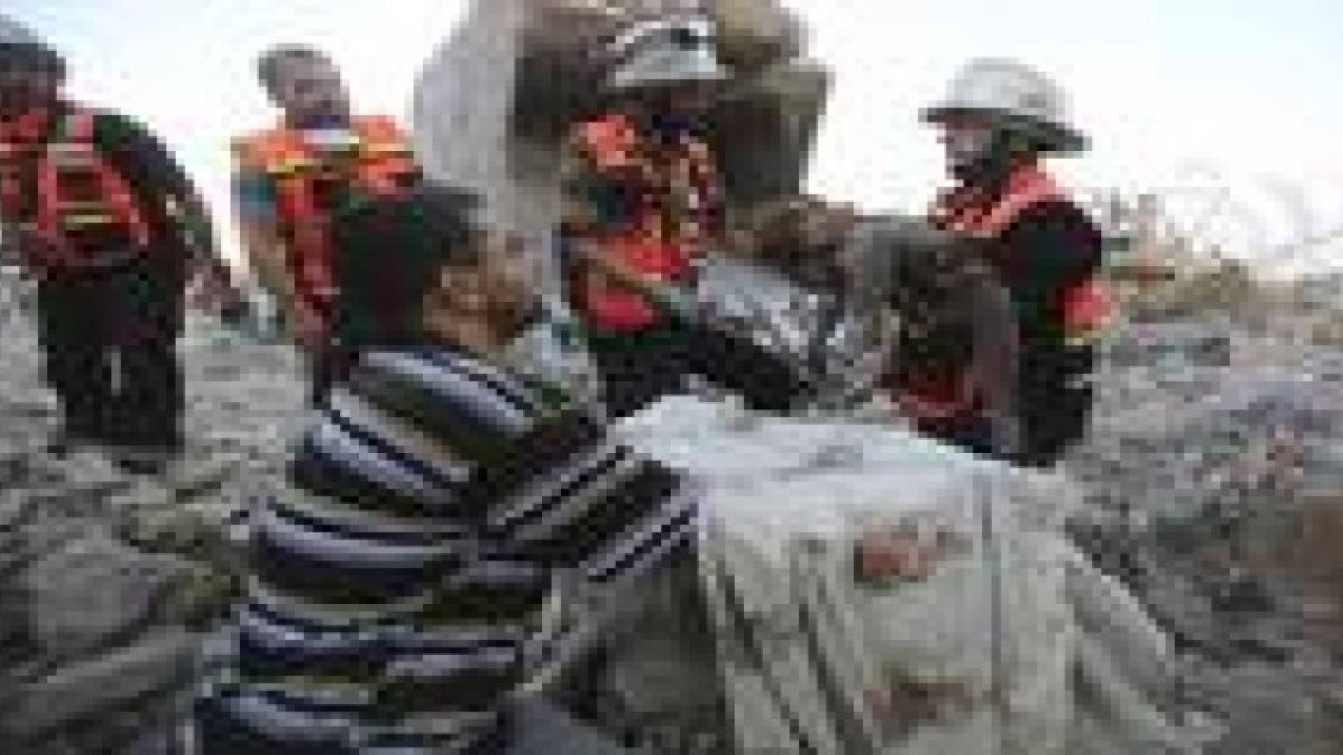 انتشال جثث أطفال من تحت الأنقاض .. صور