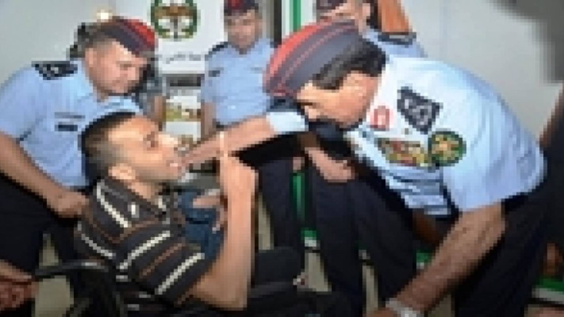الامن العام يوزع كراسي متحركة للمصابين من أبناء الوطن