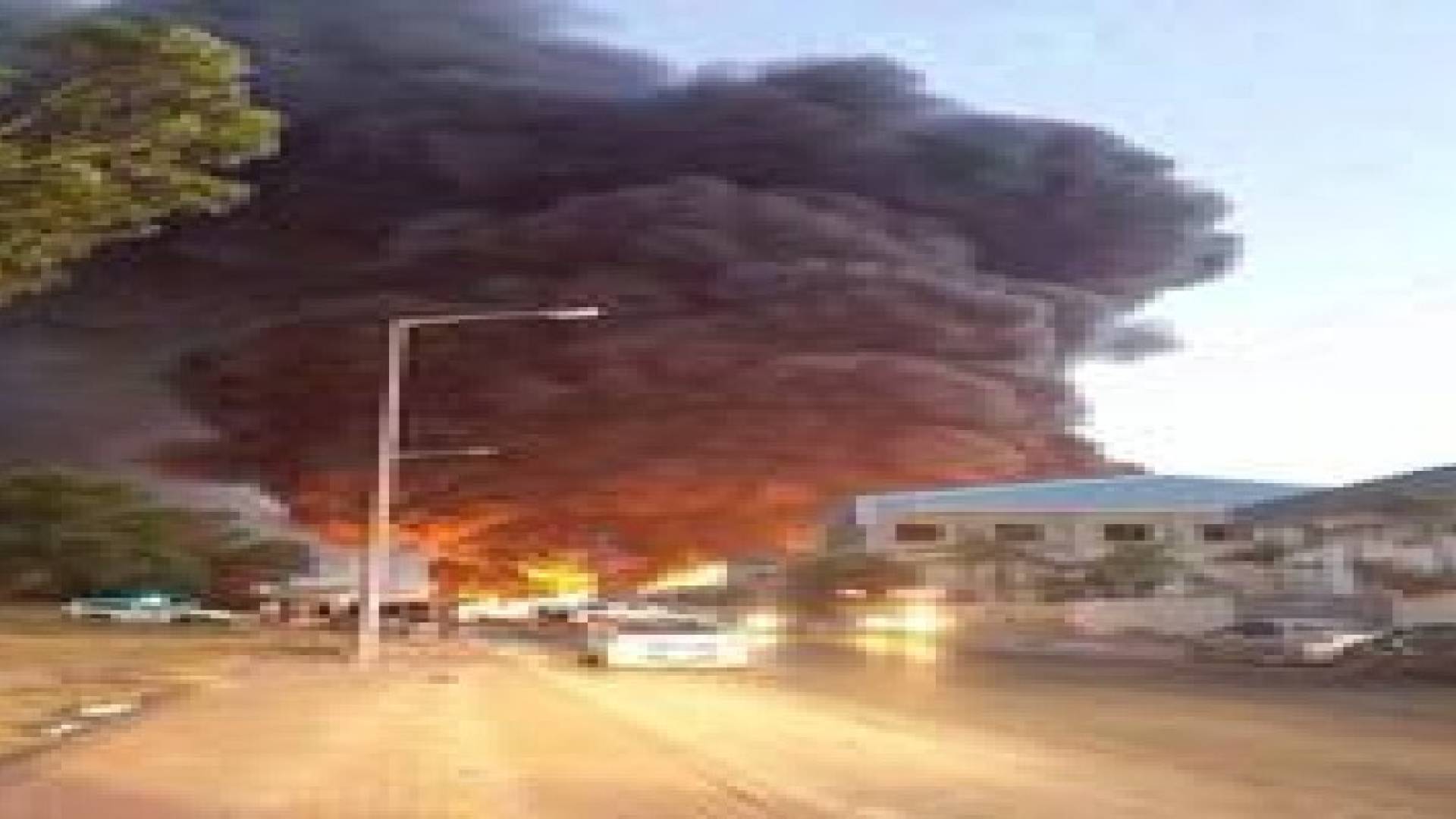 حريق هائل في اشكول بعد سقوط صواريخ المقاومة