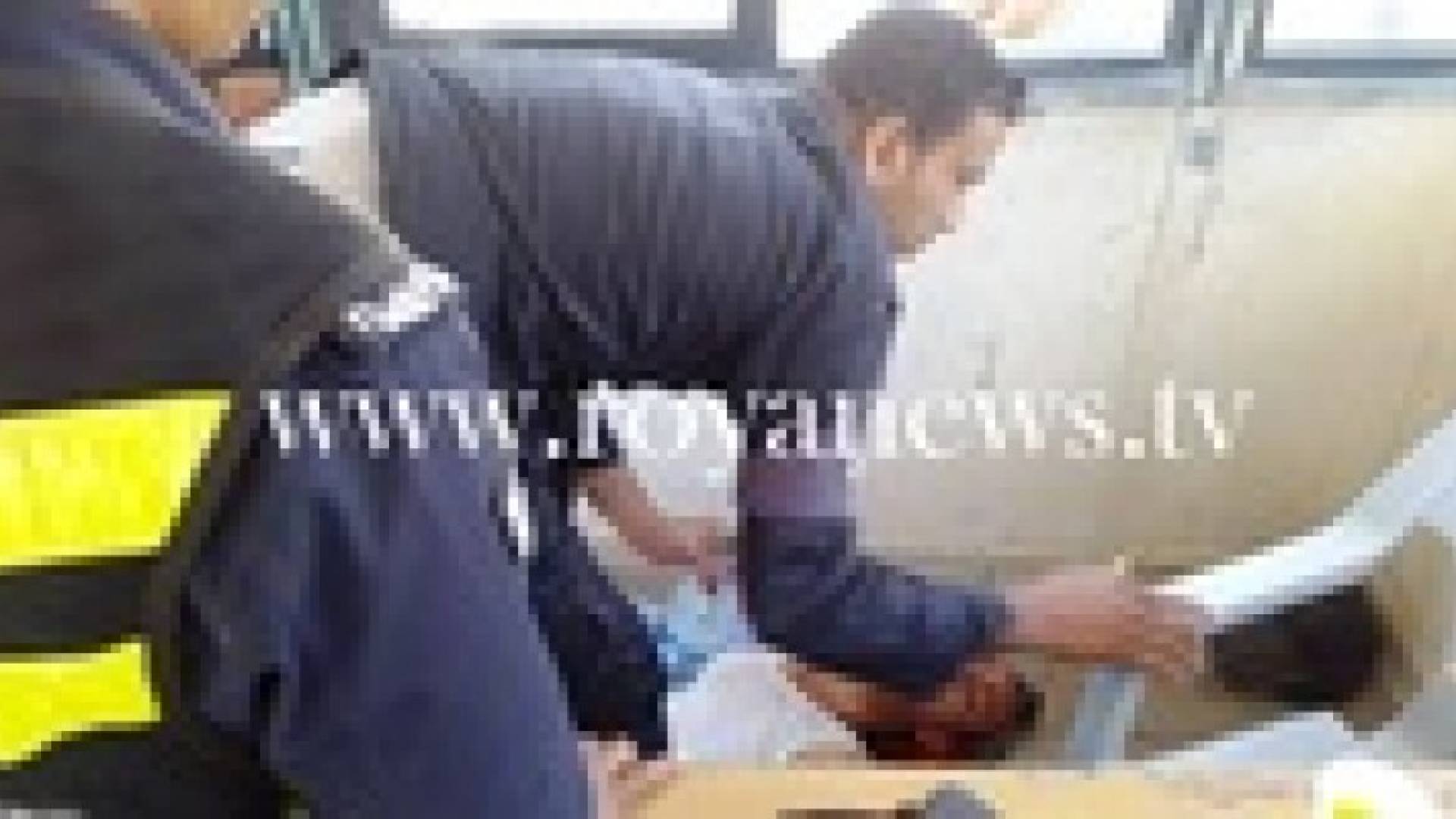 الكرك : الشرطة تساعد شابا اغمي بسبب " ضربة شمس " .. صور