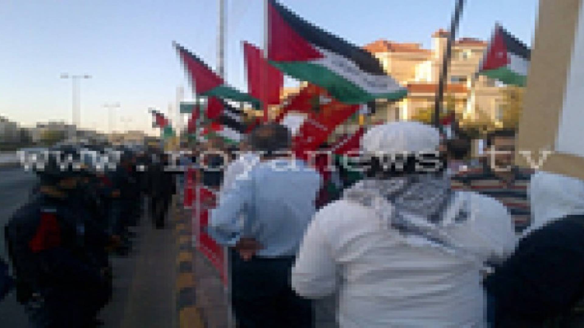 العشرات يهتفون نصرة لغزة امام السفارة الامريكية في عمان .. صور