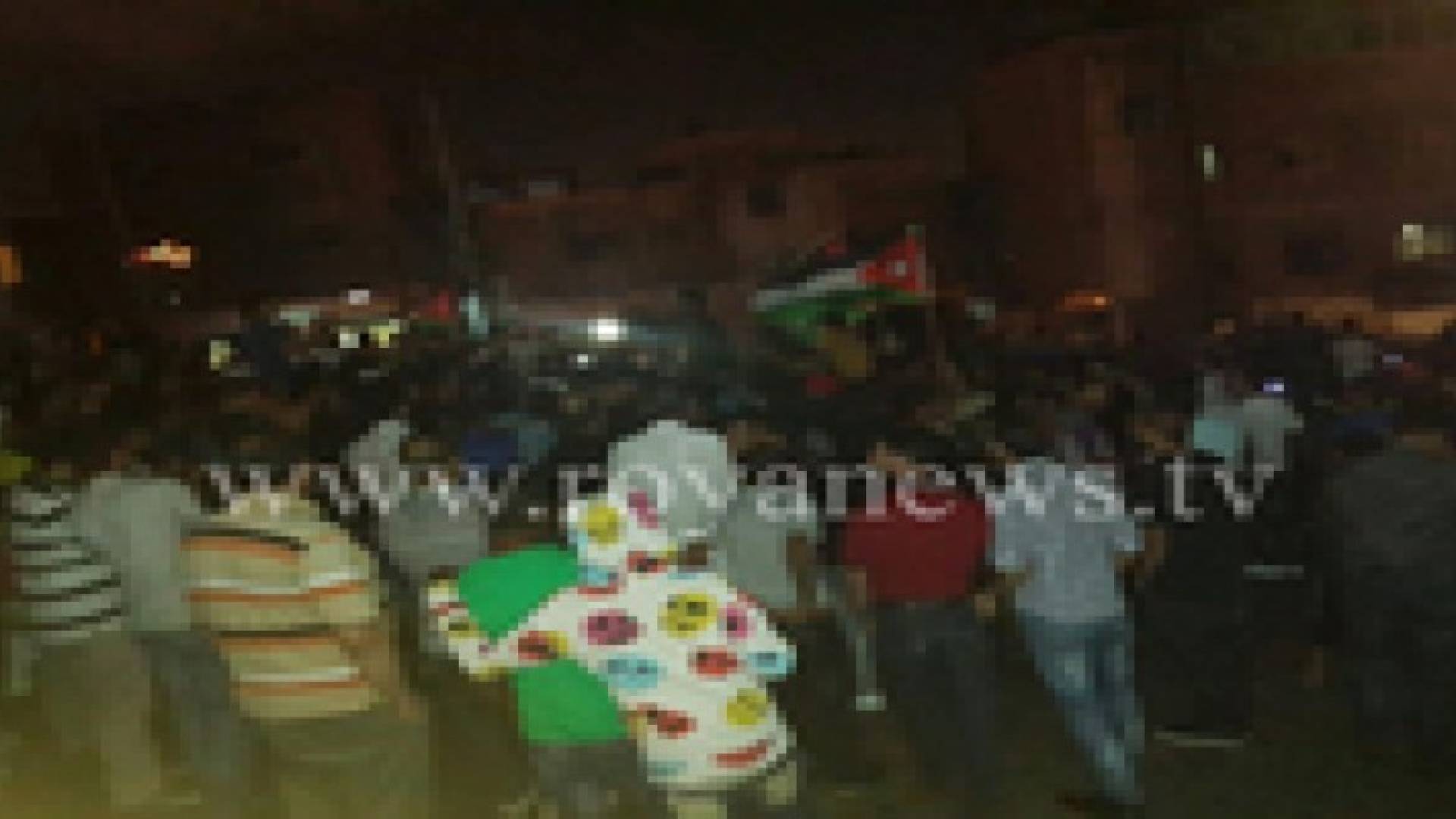 مسيرة ليلية في مخيم الحسين نصرة لغزة .. صور