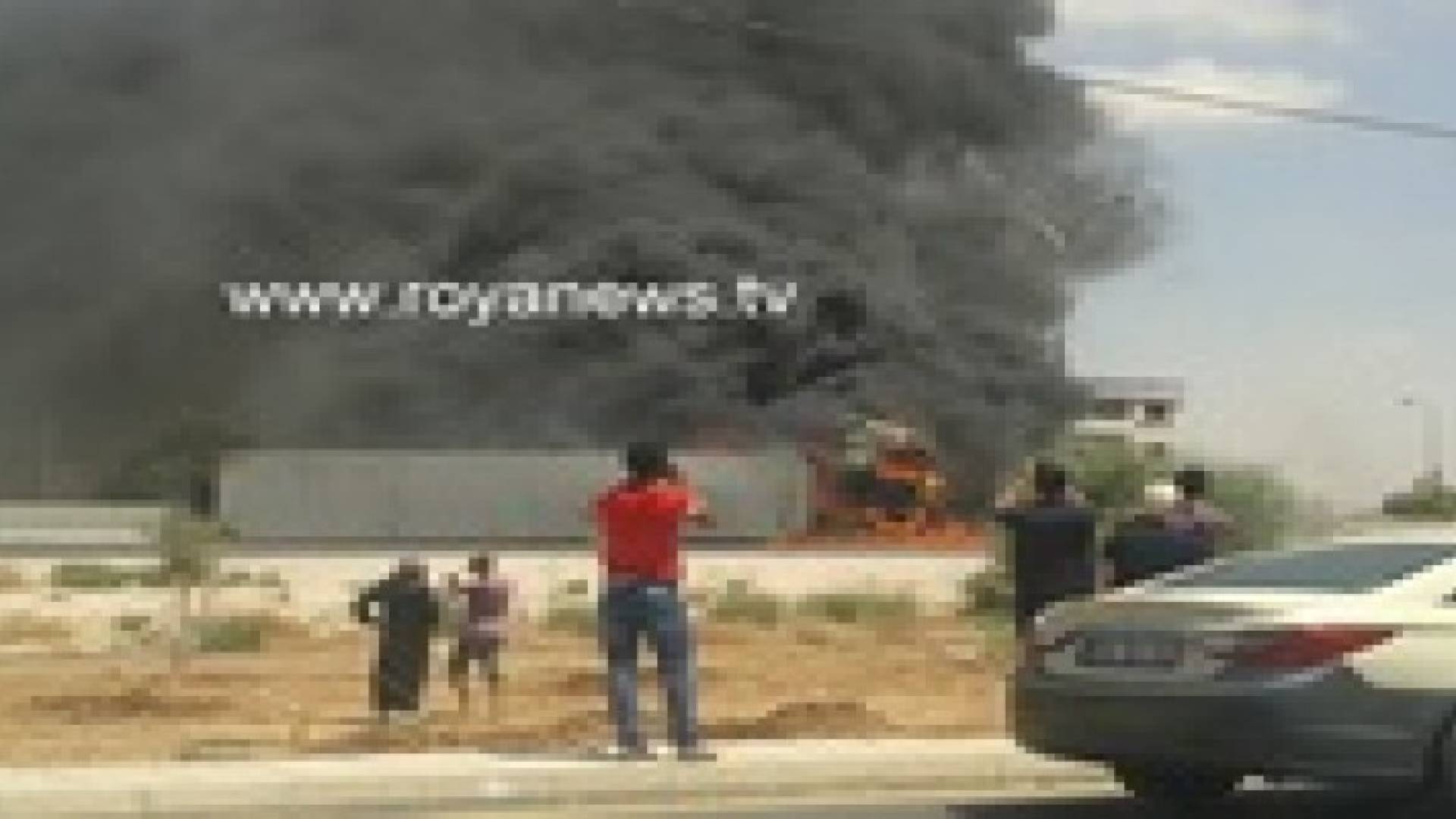 اندلاع نار في شاحنة تؤدي إلى انقلابها .. صور