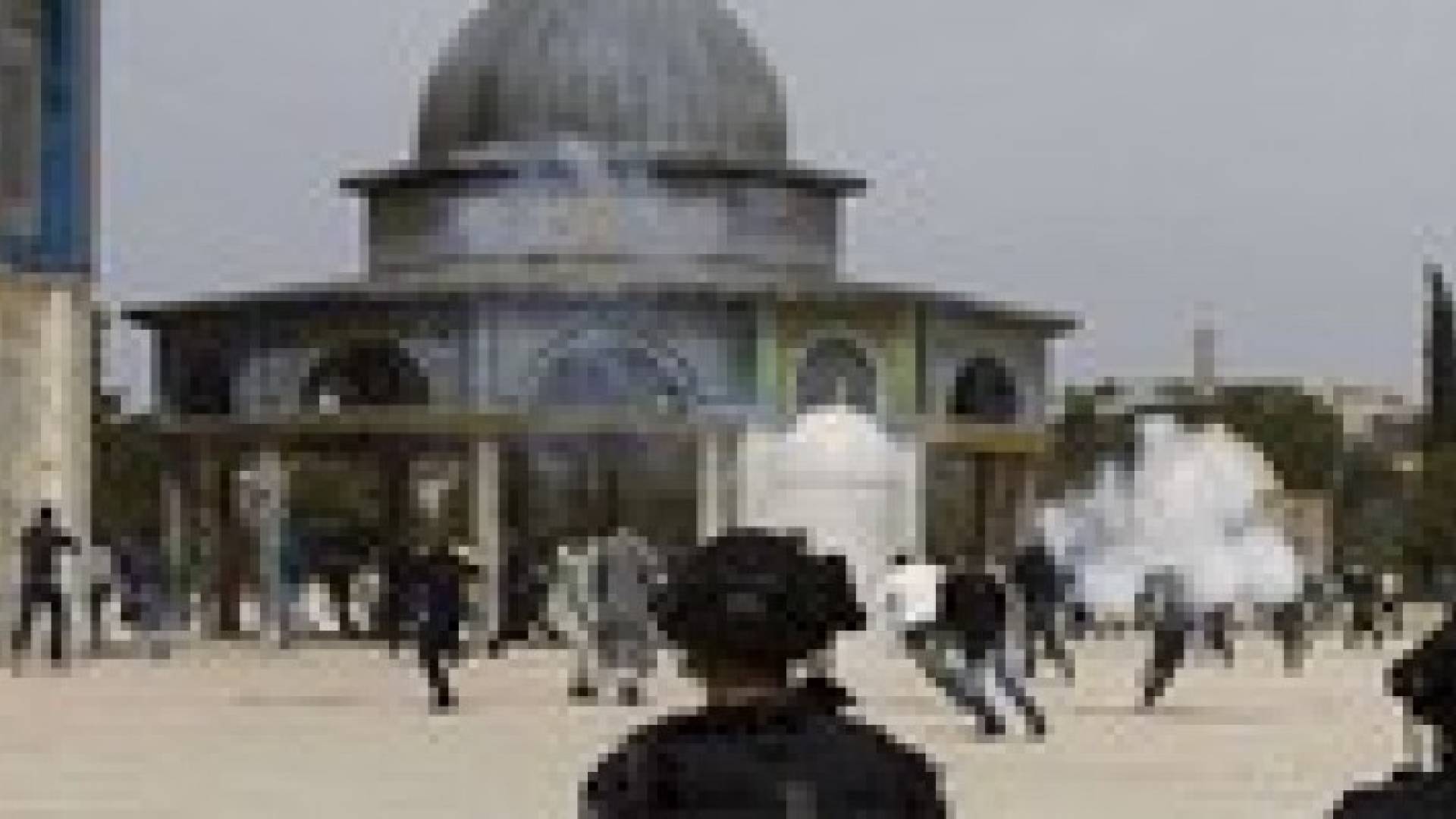 مواجهات في ساحات المسجد الأقصى بين شرطة الاحتلال ومصلين فلسطينيين