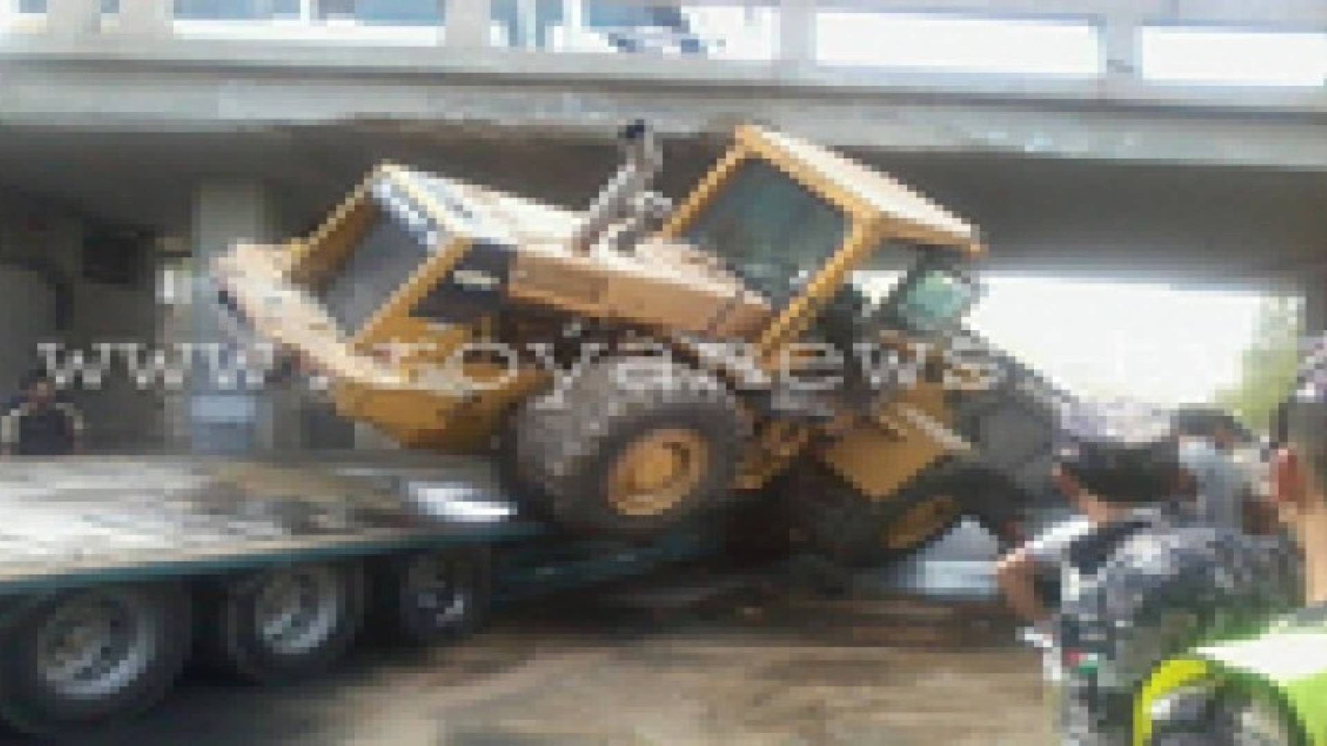 بالصور : سقوط جرافة على سيارة تحت دوار صويلح