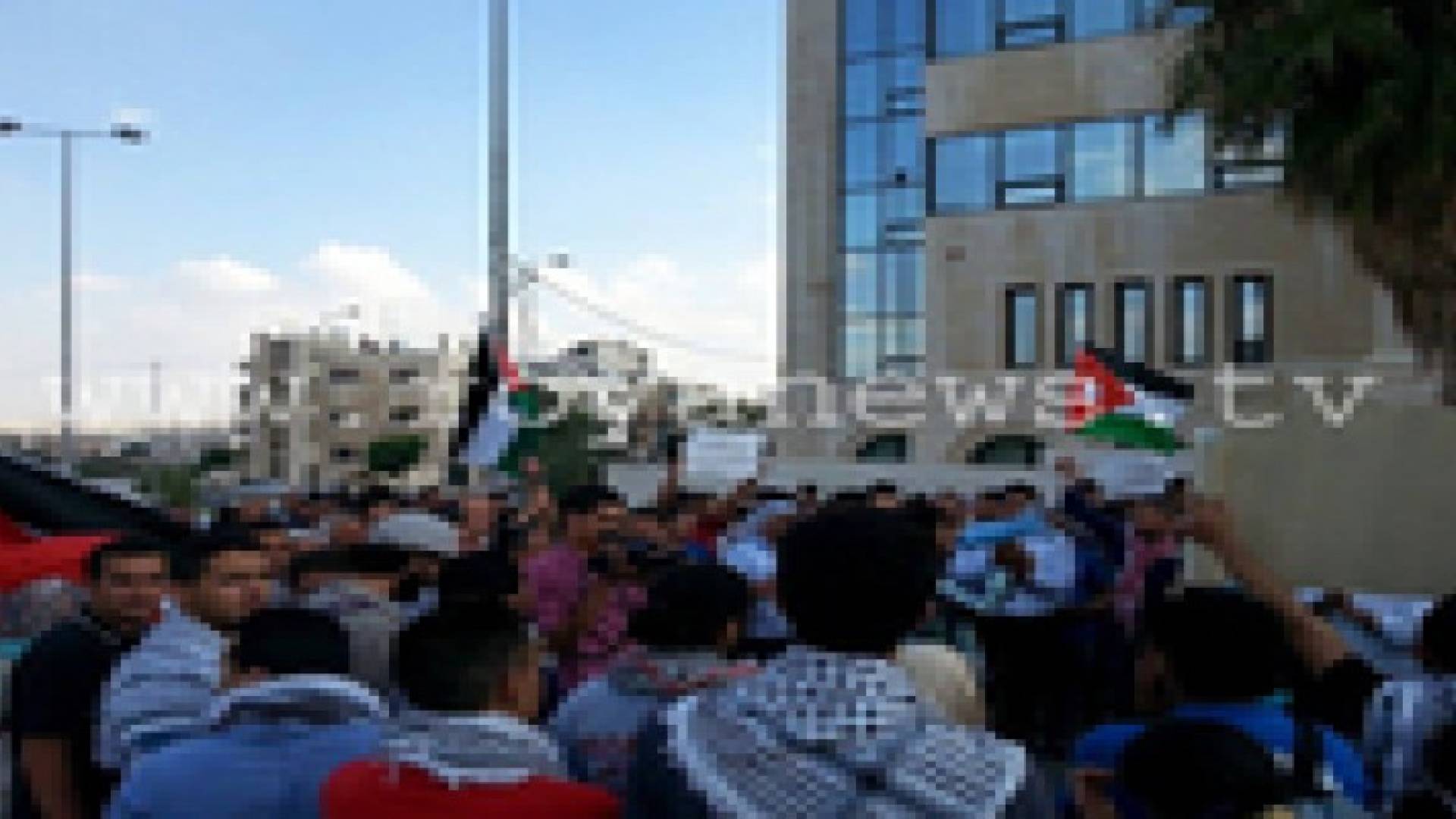 العشرات يهتفون نصرة لغزة أمام رئاسة الوزراء .. صور