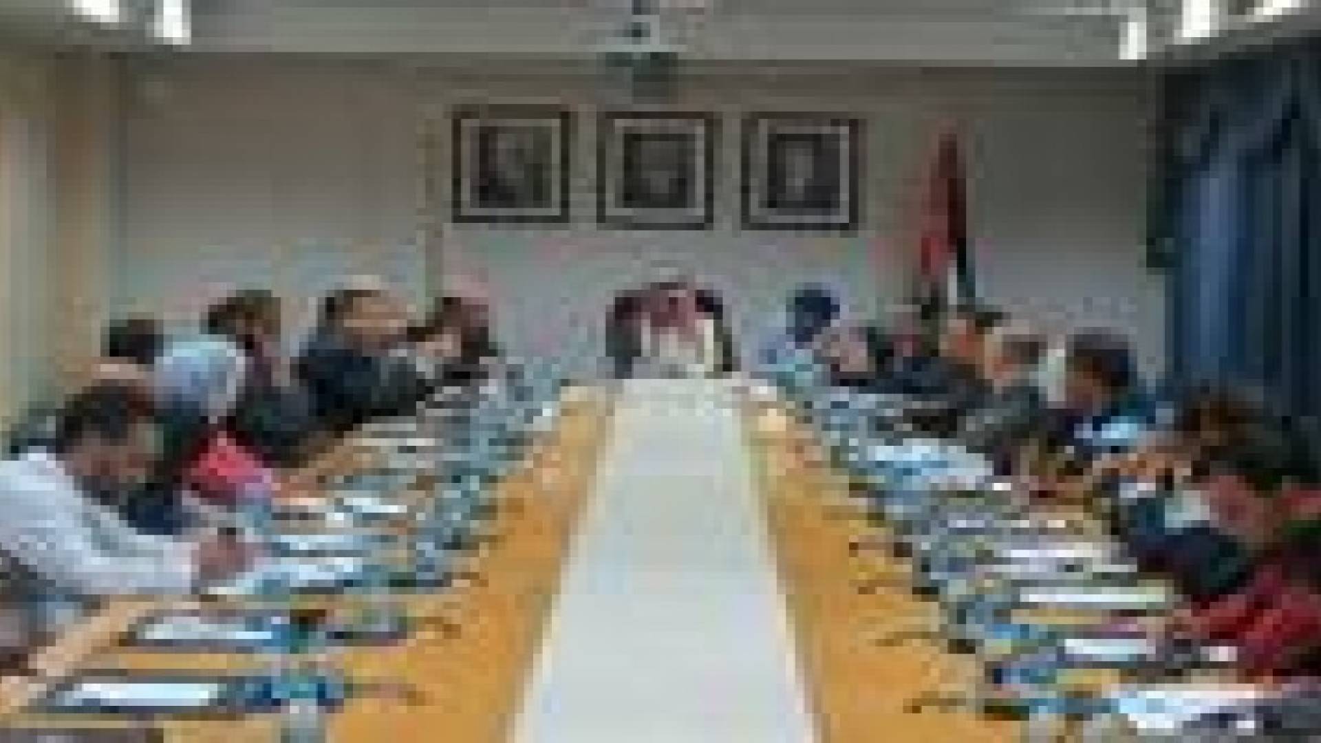 القطامين يجلس أمام النواب في مقاعد موظفيه المتوقفين عن العمل .. صور