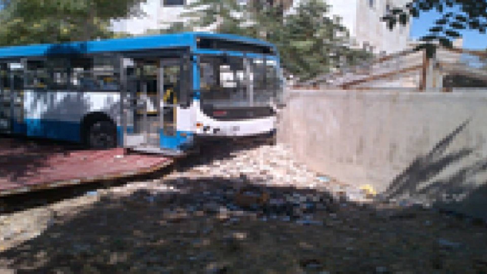 اصابة 11 شخصا في تدهور حافلة قرب دوار الداخلية .. صور