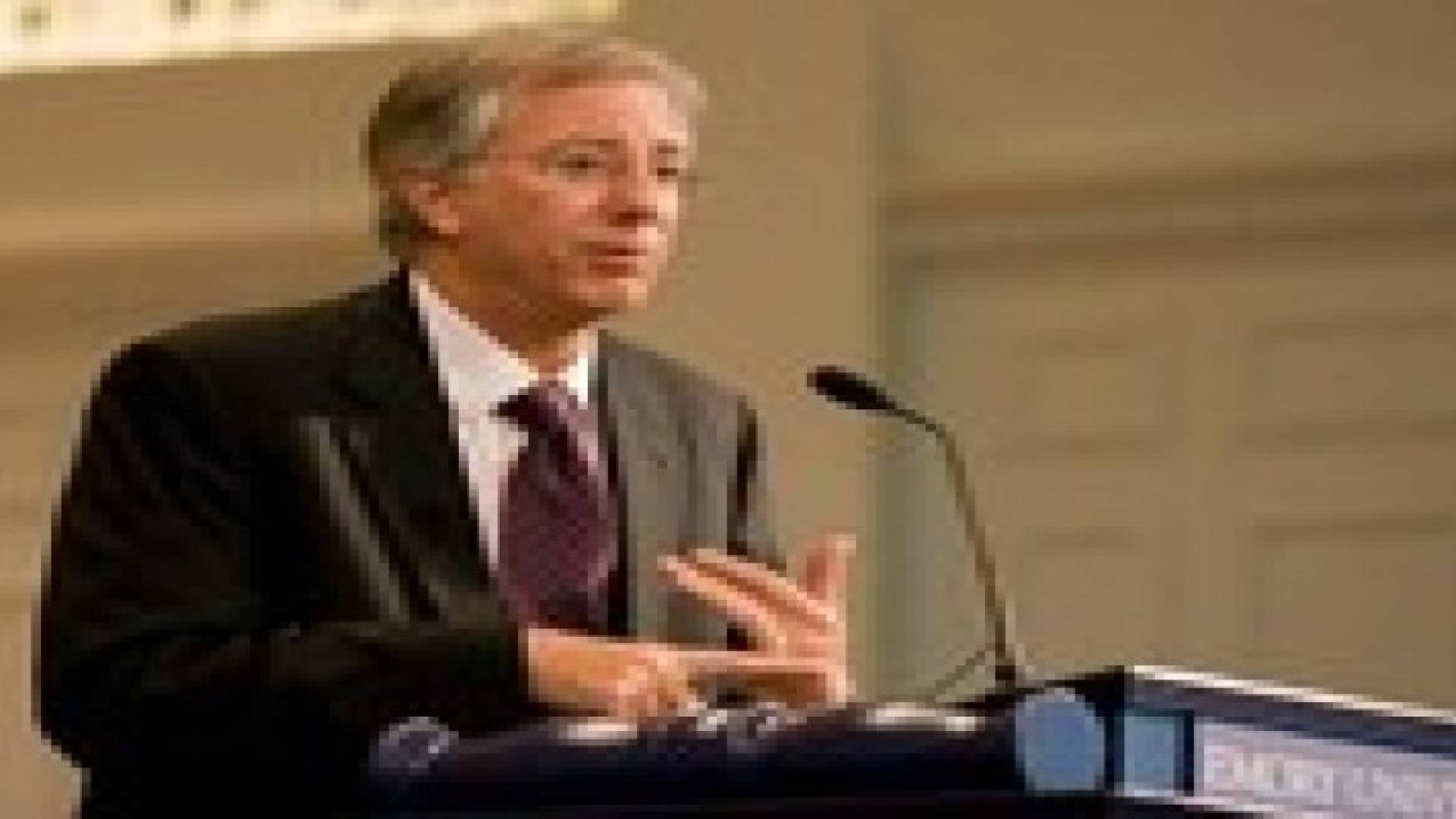 دينيس روس يقترح إعادة إعمار غزة مقابل نزع سلاحها وانعاش الضفة اقتصاديا