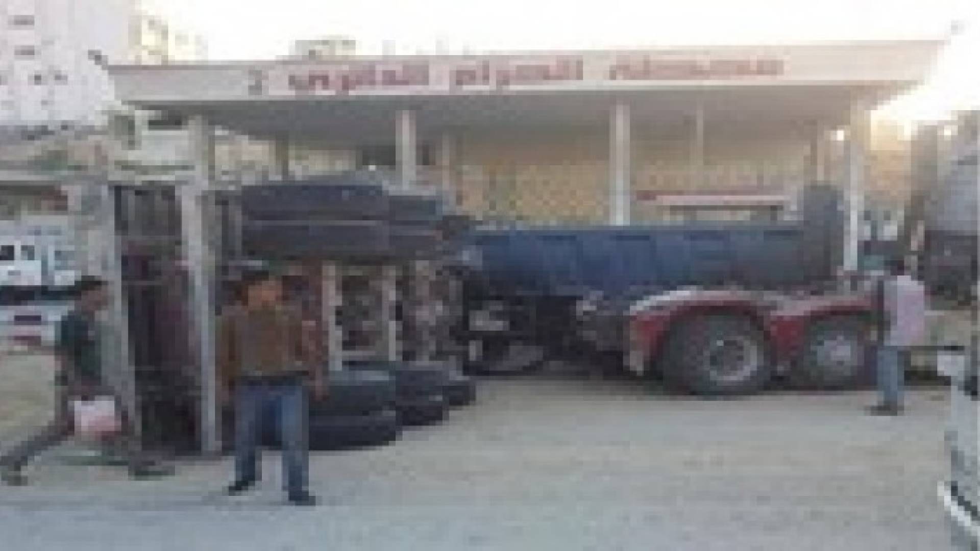 انقلاب شاحنة محملة بثاني اكسيد الكربون جنوب عمان .. صورة