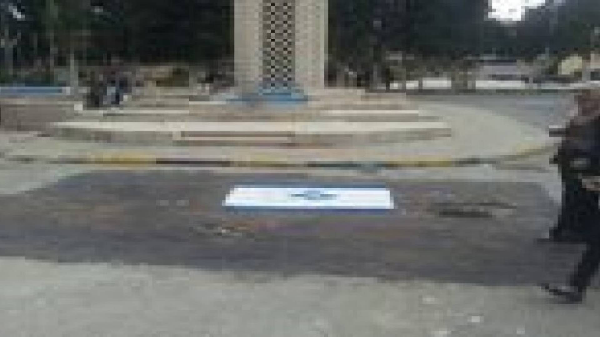 بعدما ازالته الجامعة طلاب الاردنية يعيدون رسم علم الاحتلال على الارض ويدوسونه