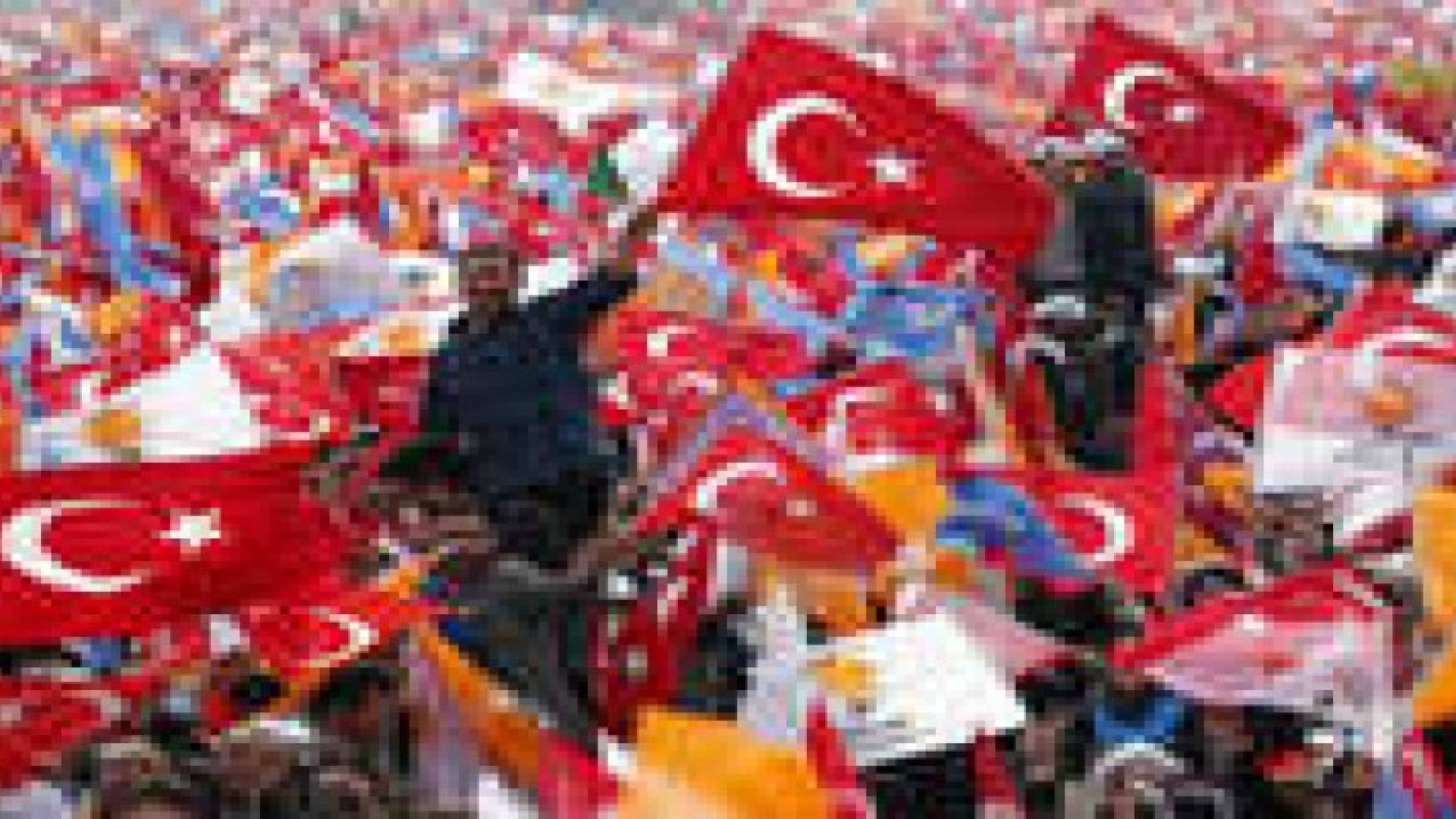 الأتراك يدلون بأصواتهم حتى بفستاتين الزفاف وعربات الإسعاف