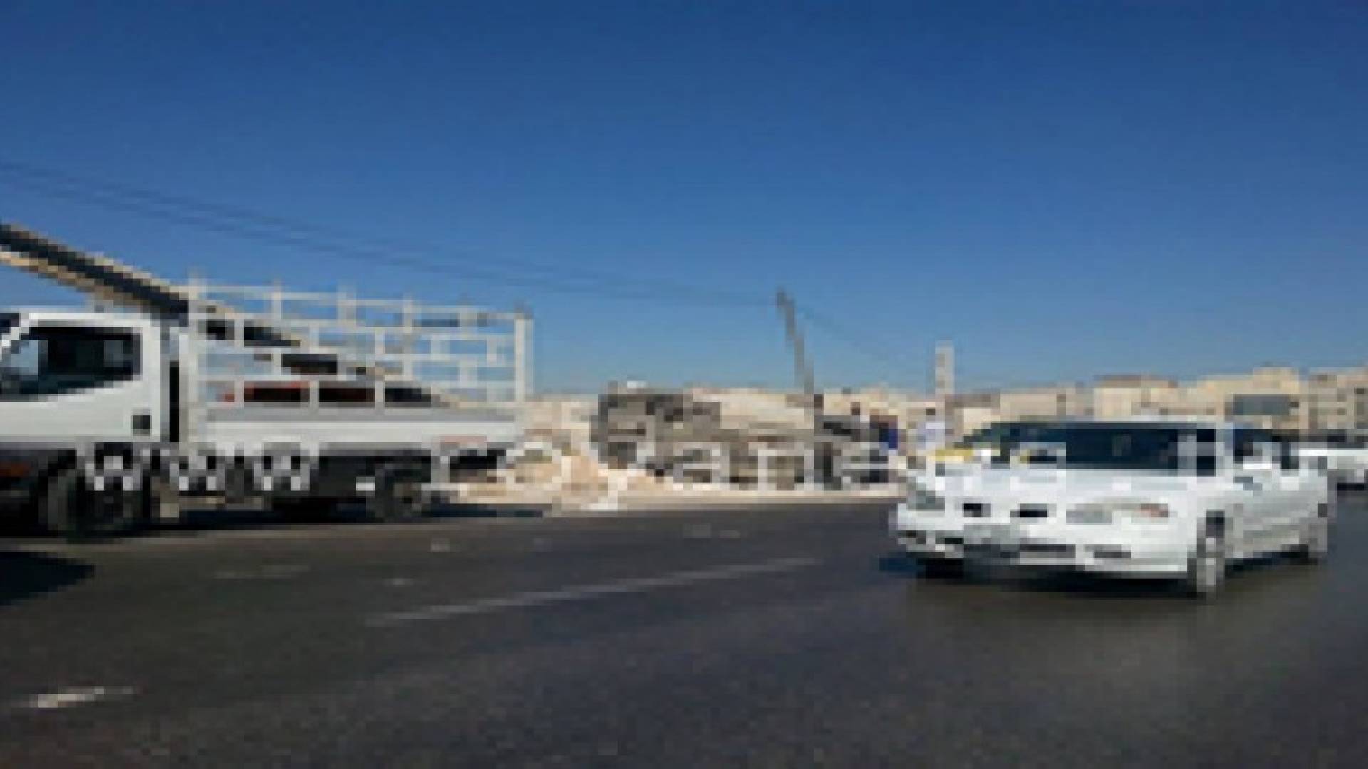 انقلاب شاحنة قرب السفارة السورية .. صورة