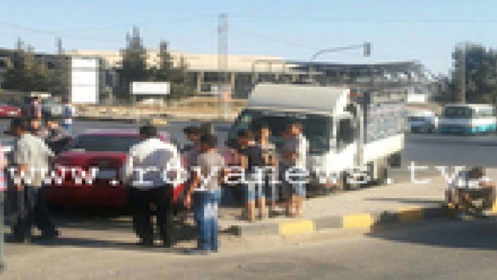 اصابة شخص في حادث تصادم بالمقابلين .. صور