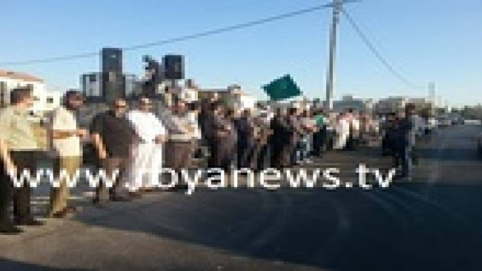 العشرات يعتصمون أمام السفارة الأمريكية وتلاع العلي نصرة لغزة .. صور