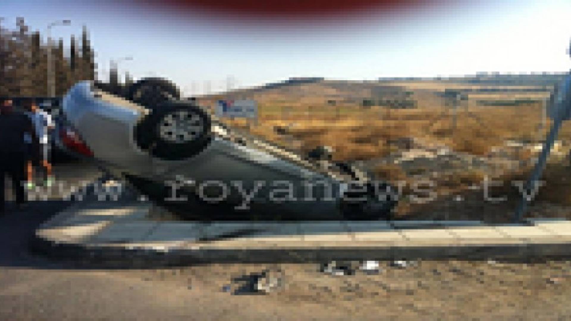 انقلاب سيارة على طريق المطار .. صور وفيديو