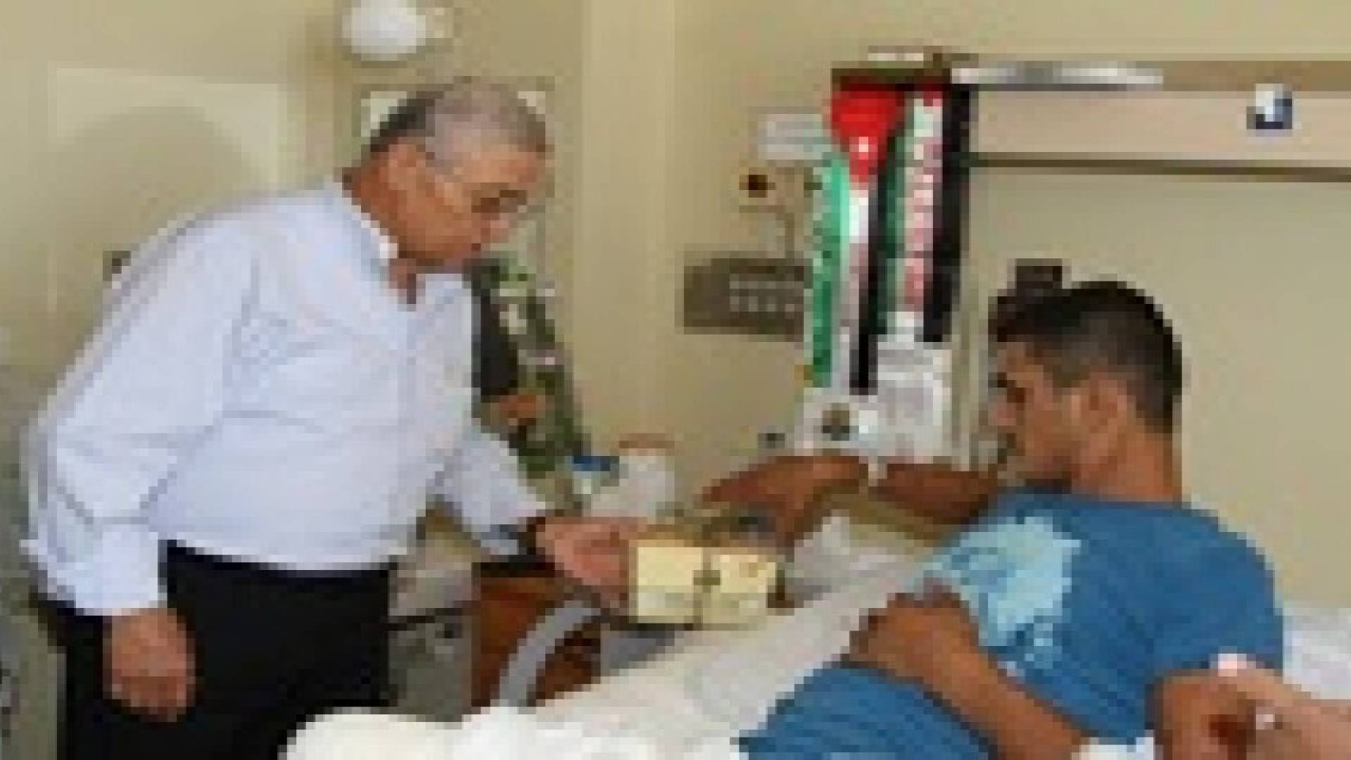وفد أرثوذكسي يعود جرحى غزة