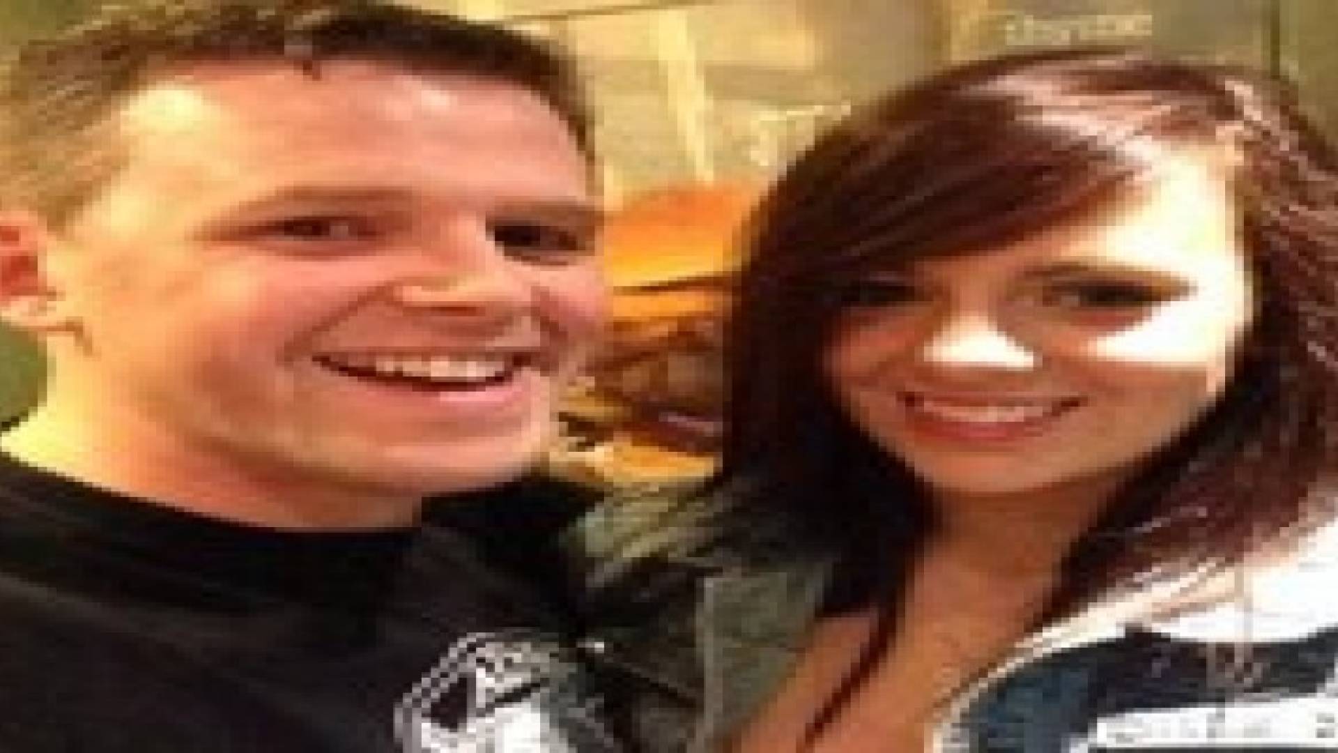 رجل يتقدم للزواج من حبيبته بزجاجات "كوكا كولا"! .. صور