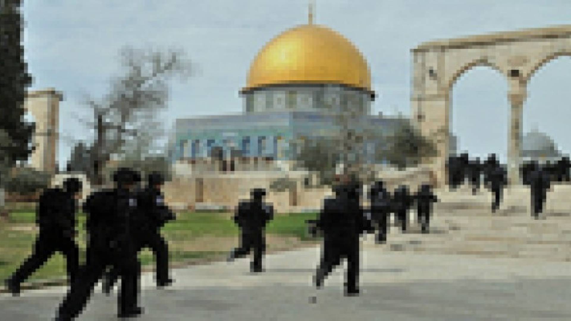 مستوطنون متطرفون يقتحمون المسجد الاقصى بحراسة جنود الاحتلال