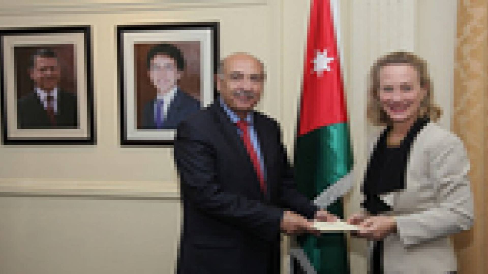 السفيرة الامريكية تقدم اوراق اعتمادها لوزارة الخارجية