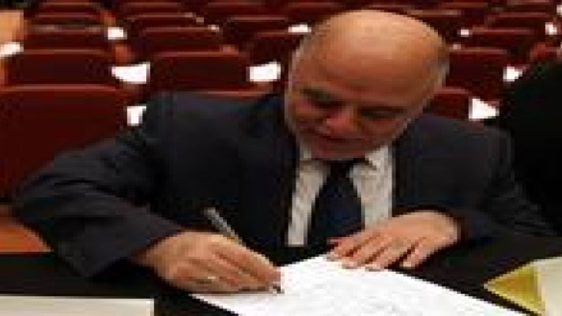 العــبادي يستهـل ولايتــــه بالتوقيع على وثيقة تمنعه من المطالبـة بالولايــة الثالثـة