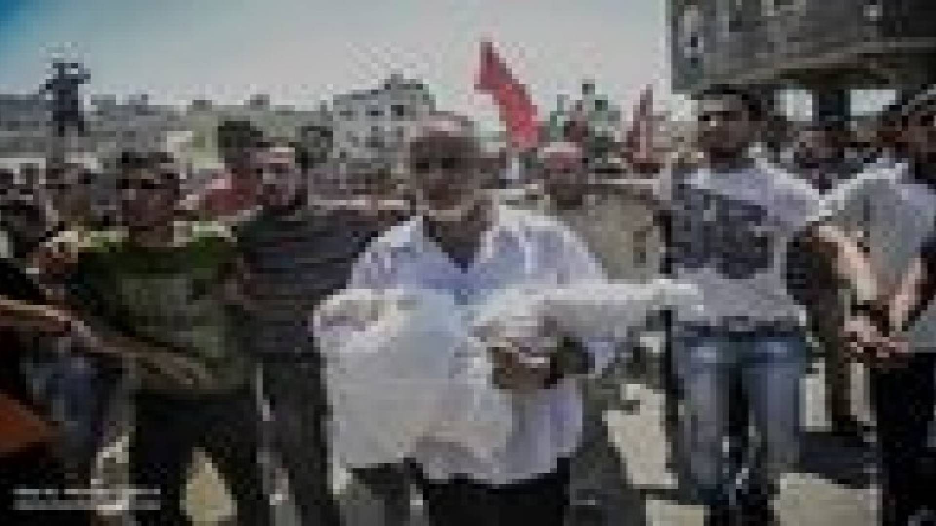 الغزيون يشيعون جثمان زوجة وابن قائد كتائب القسام محمد الضيف ..صور