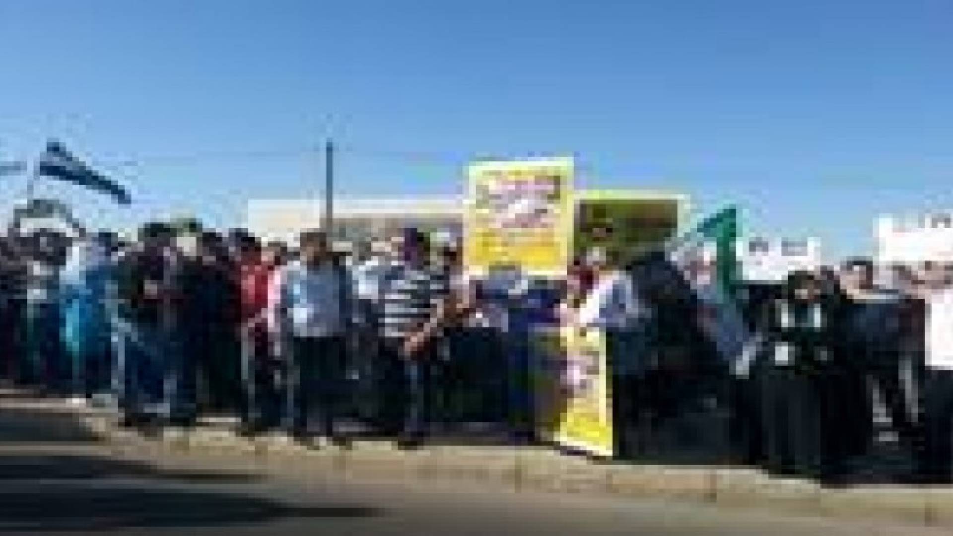 عشرات السوريين يعتصمون امام سفارة بلادهم في ذكرى " كيماوي الغوطة " .. صور