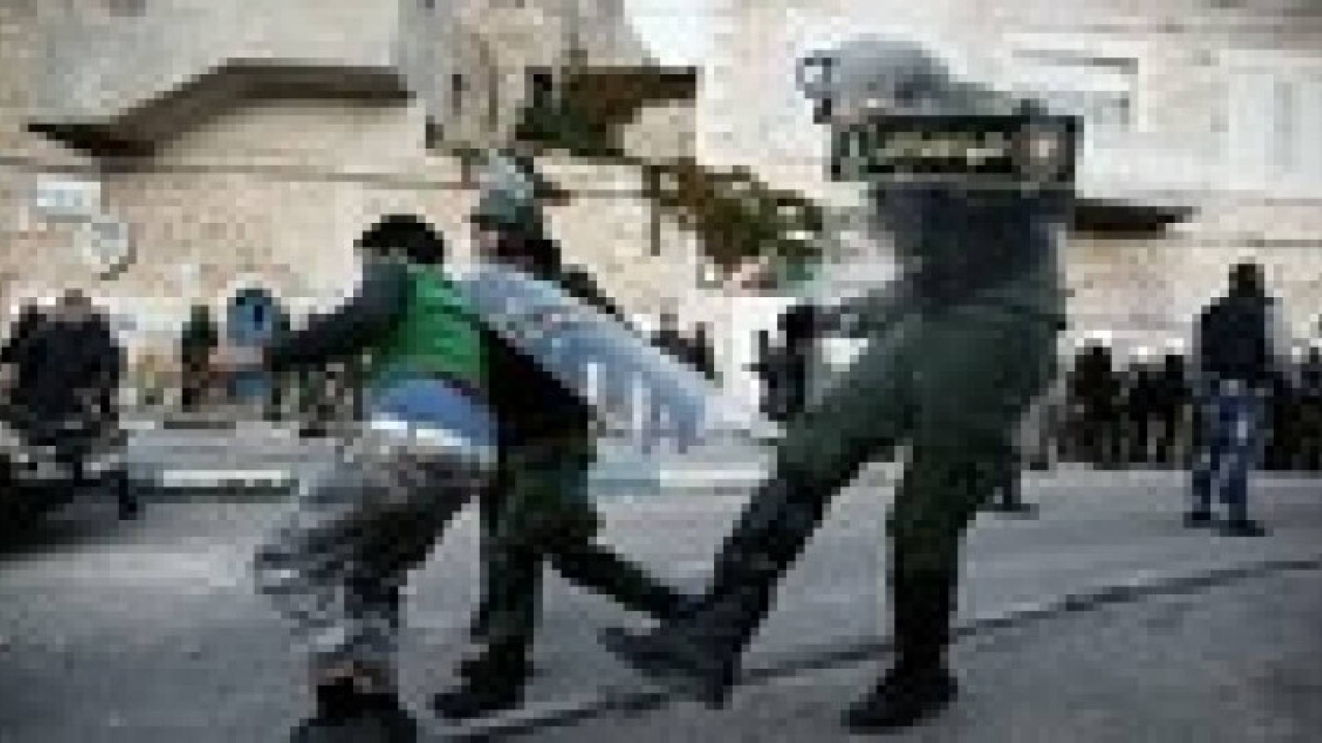 إصابات خلال تفريق الأمن الفلسطيني مسيرة تضامنية مع غزة في الخليل