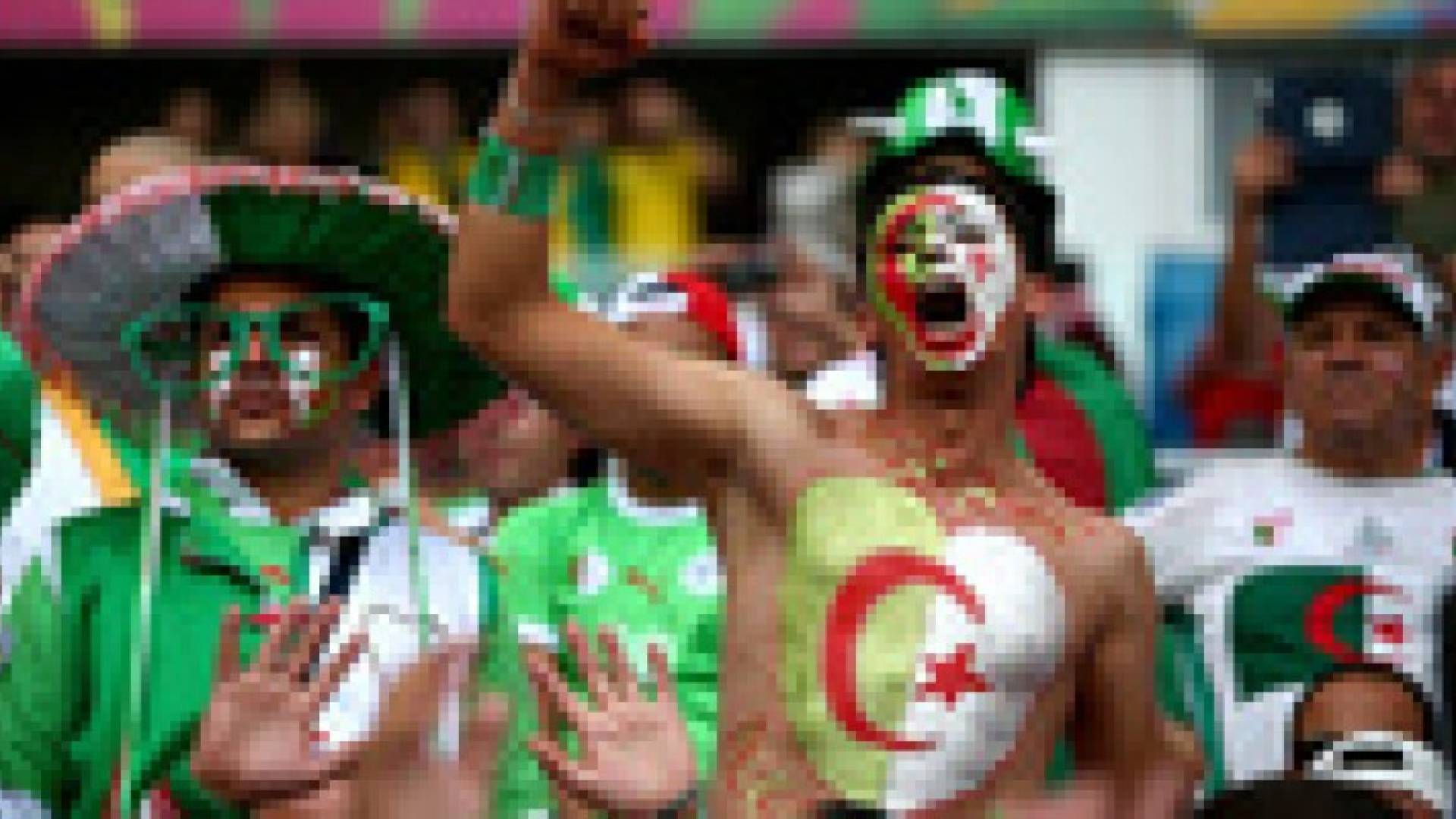 وفاة الكاميروني البير ايبوسي مهاجم شبيبة القبائل بعد اصابته بحجر ألقي من المدرجات بعد هزيمة فريقه