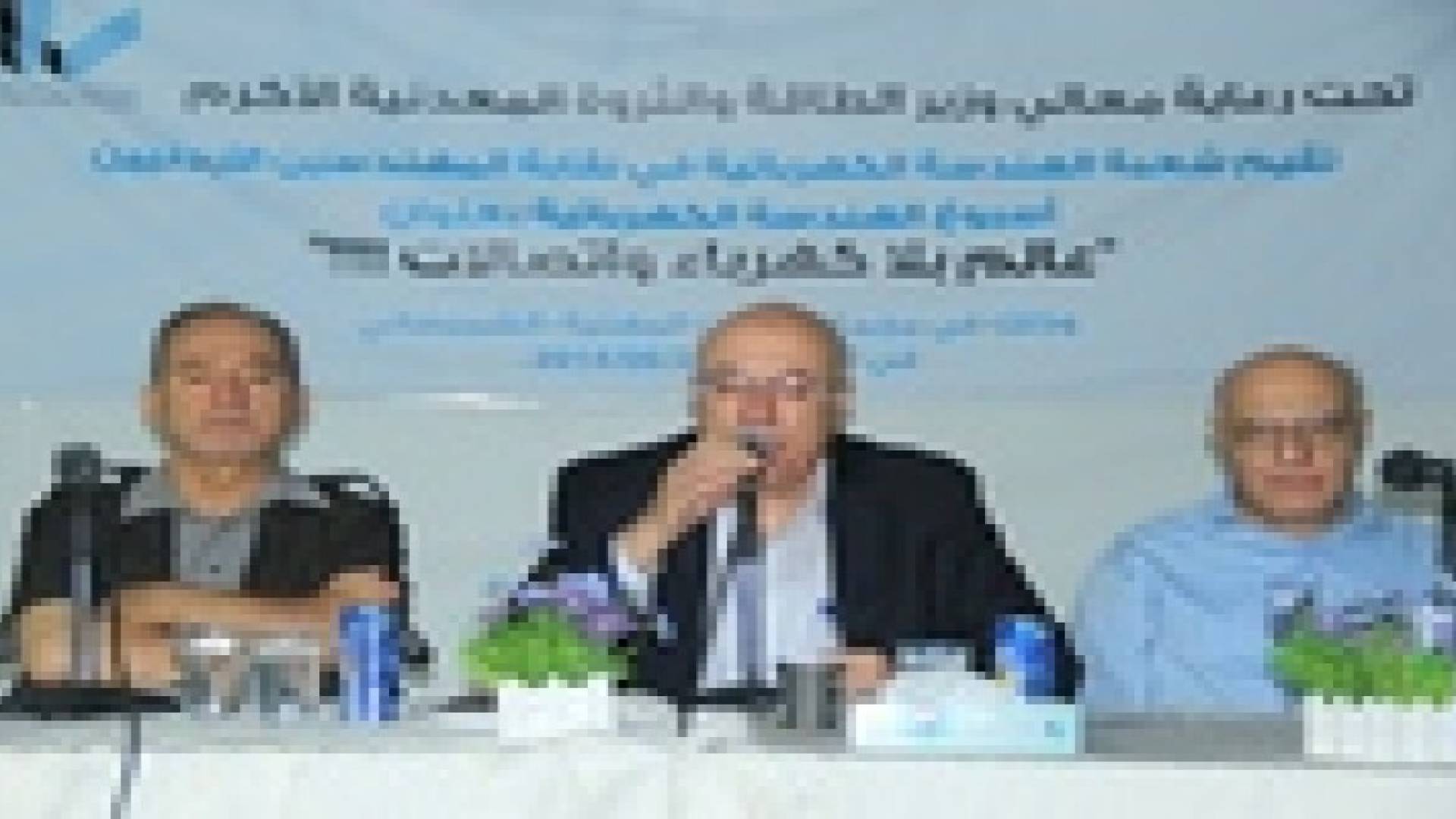 خبراء: استخدام وسائل الاتصال والانترنت في المملكة سيؤدي إلى تفاقم الجهل