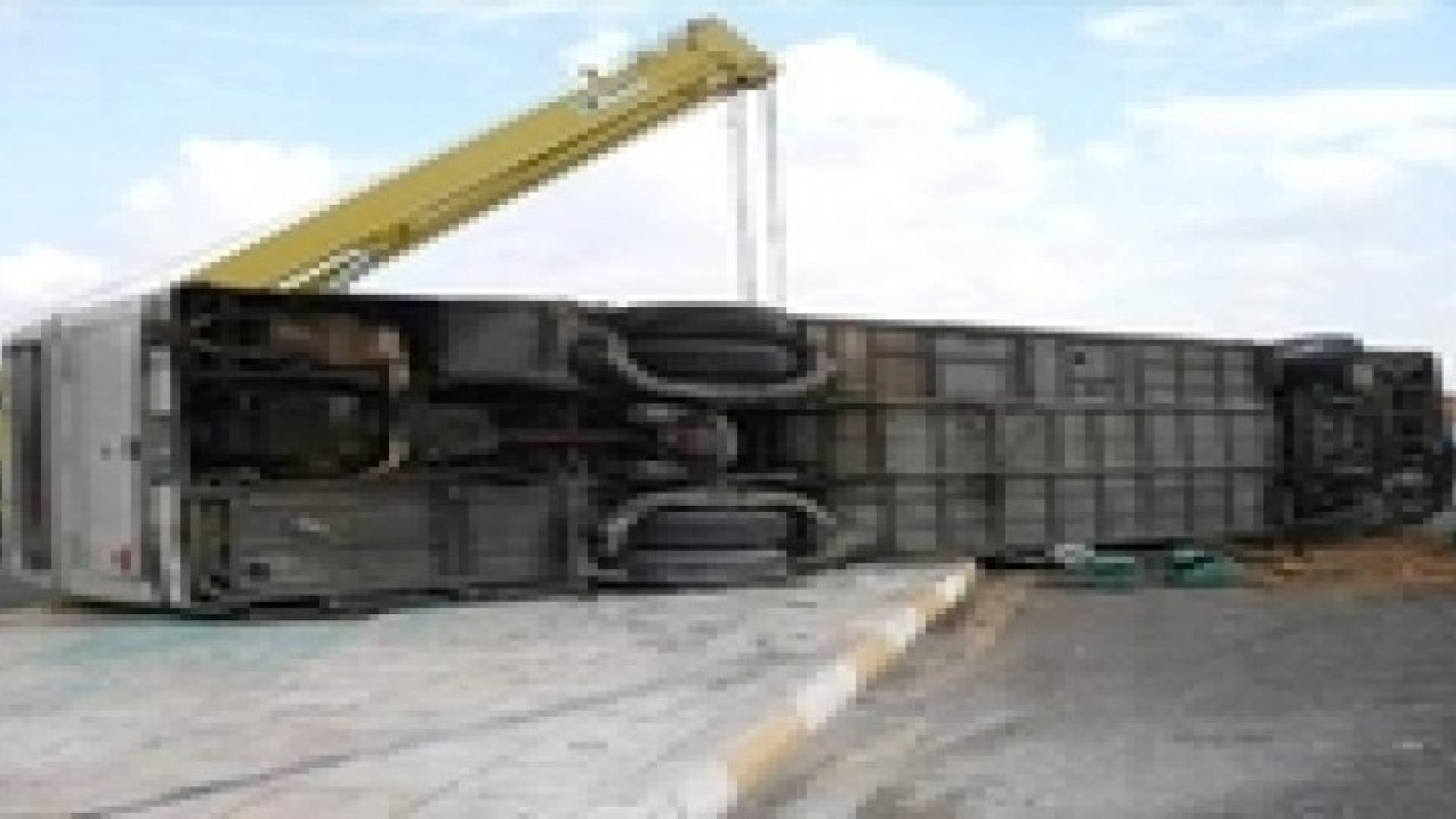 إصابة (23) شخص بحادث تدهور باص في السلط